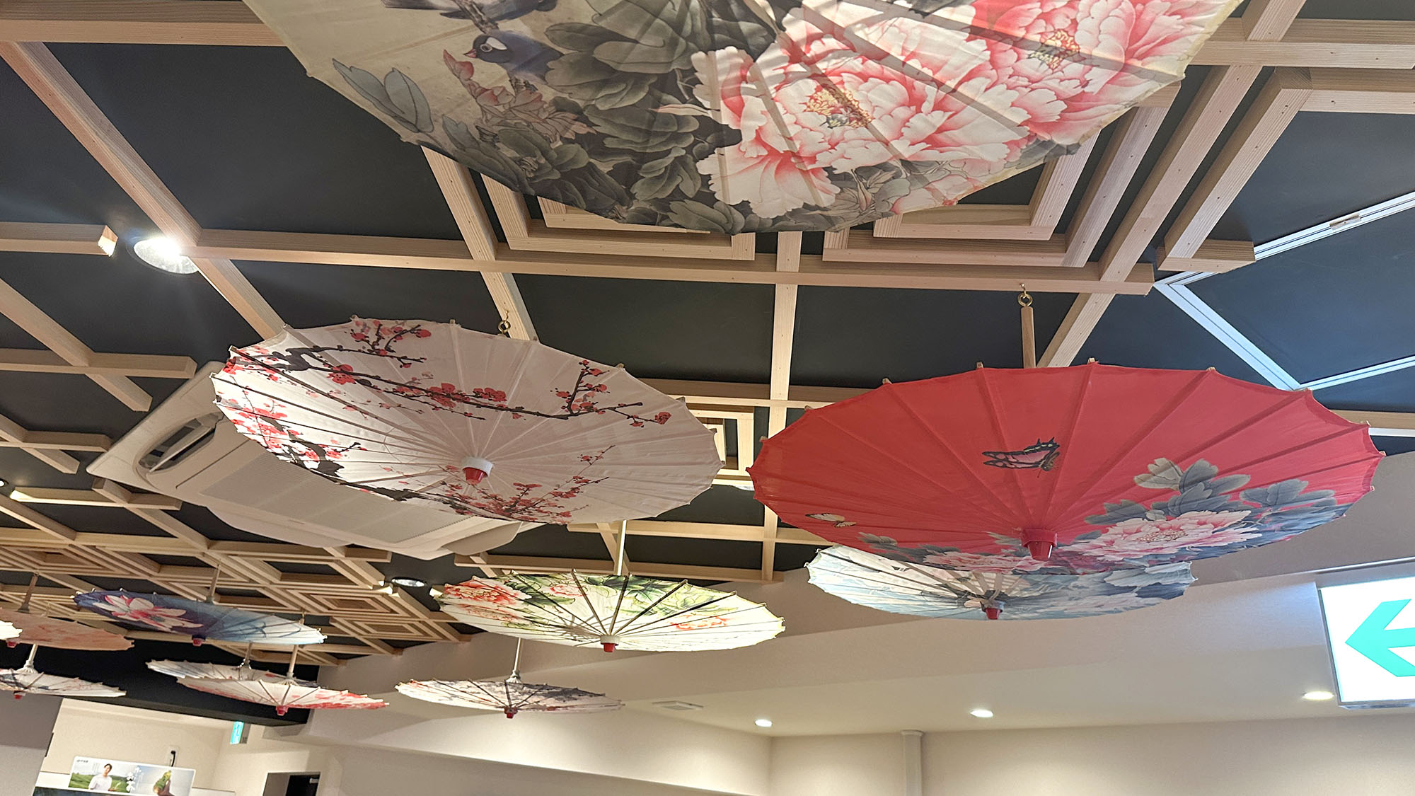 ・【ロビー】天井には1本1本デザインの違う和傘をディスプレイ
