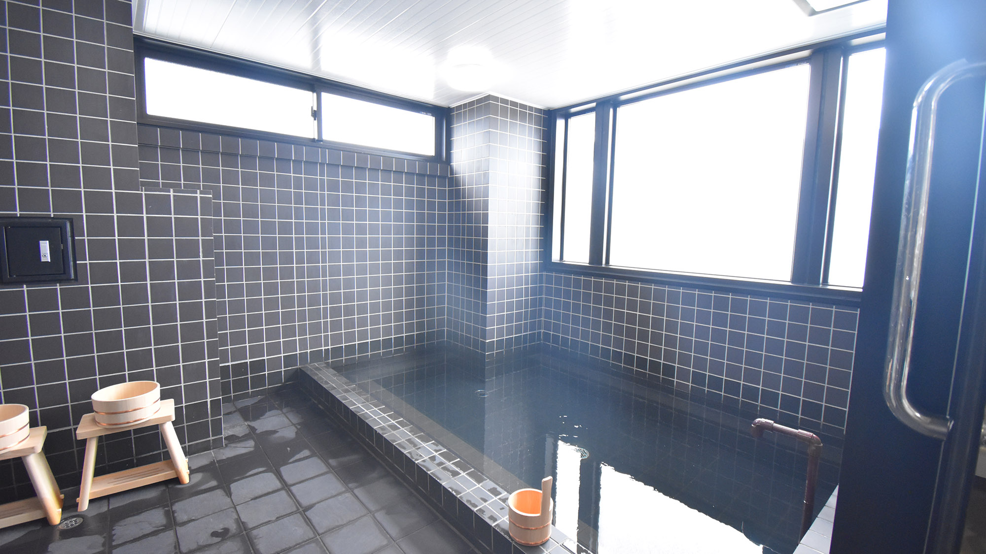 ・【10F　スカイツリーの湯】スカイツリーを見ながら湯船でリラックス（大浴場　別途有料）