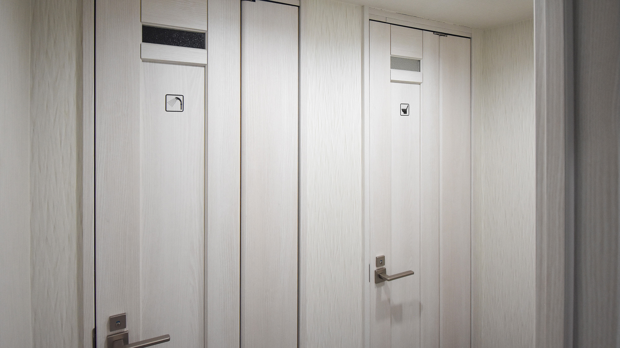 ・【宿泊フロア】共用のシャワールームとお手洗い。10Fには大浴場もございます（大浴場は別途有料）