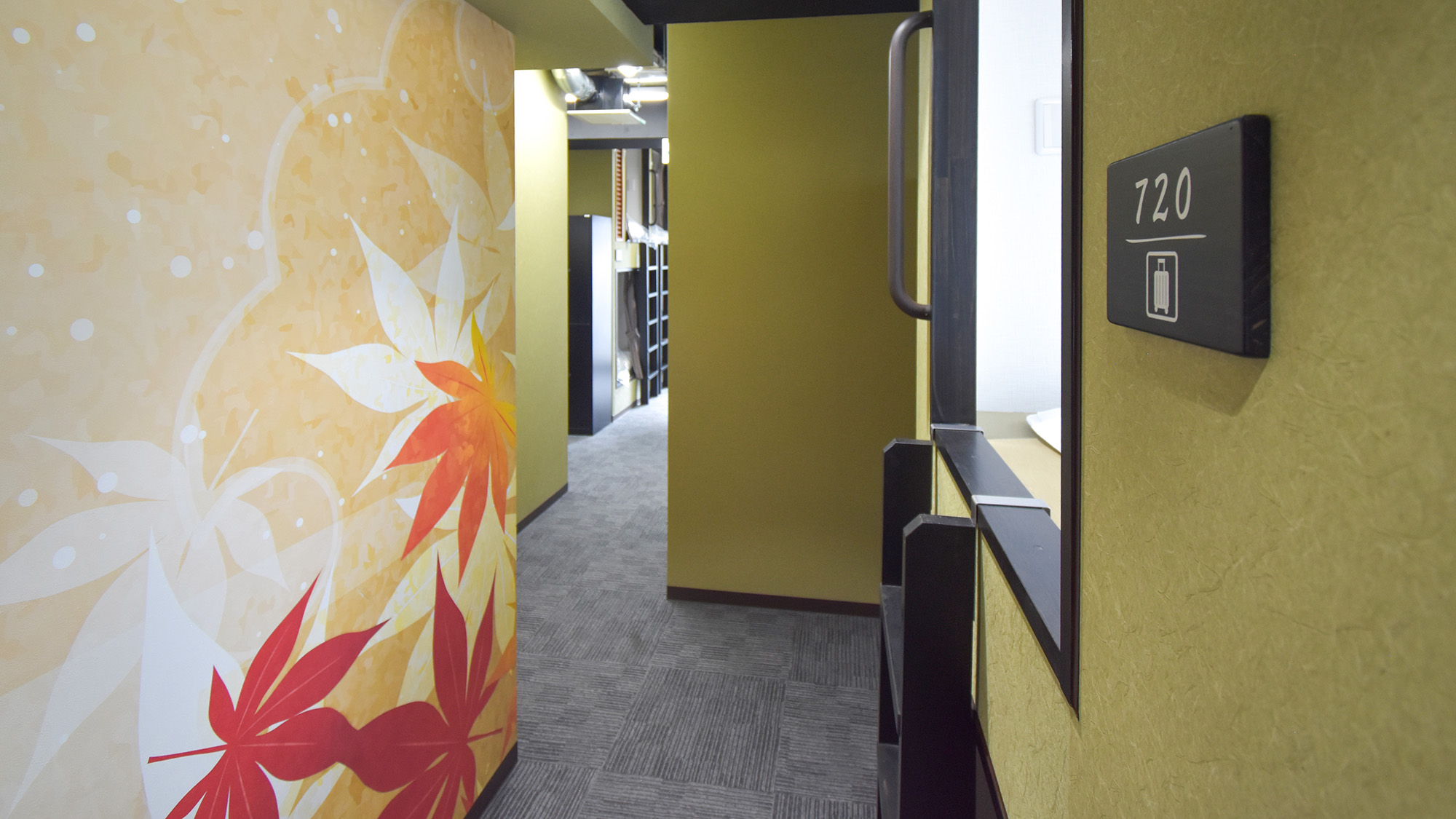 ・【宿泊フロア】各フロアの壁は和風の柄で統一しております。