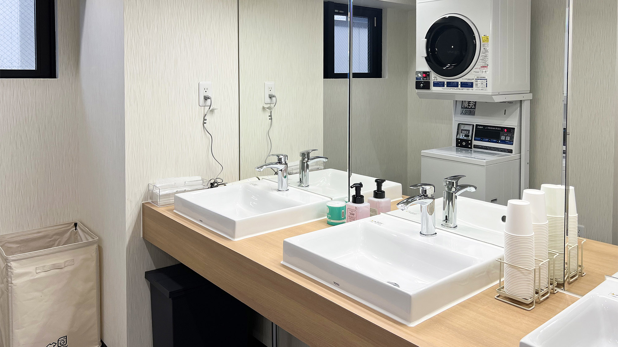 ・【宿泊フロア】広々とした洗面台。各階に複数台ずつございます