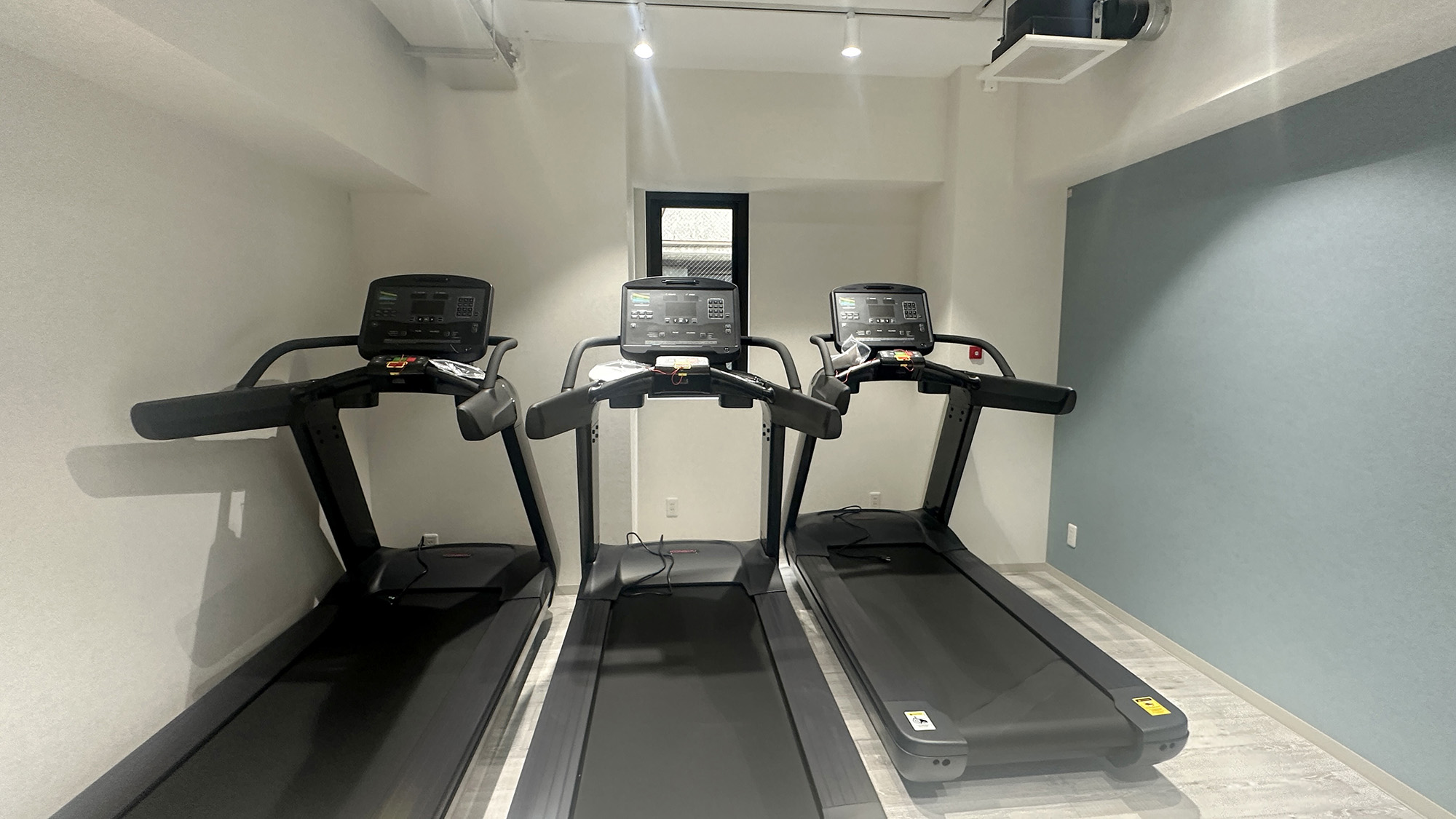 ・【2Fジム】本格的なランニングマシーンを3台設置しております（別途有料）