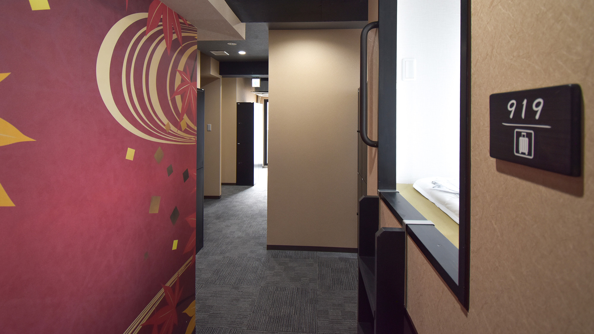 ・【宿泊フロア】フロアごとに趣が異なる和風の柄。和モダンのカプセルをお楽しみください