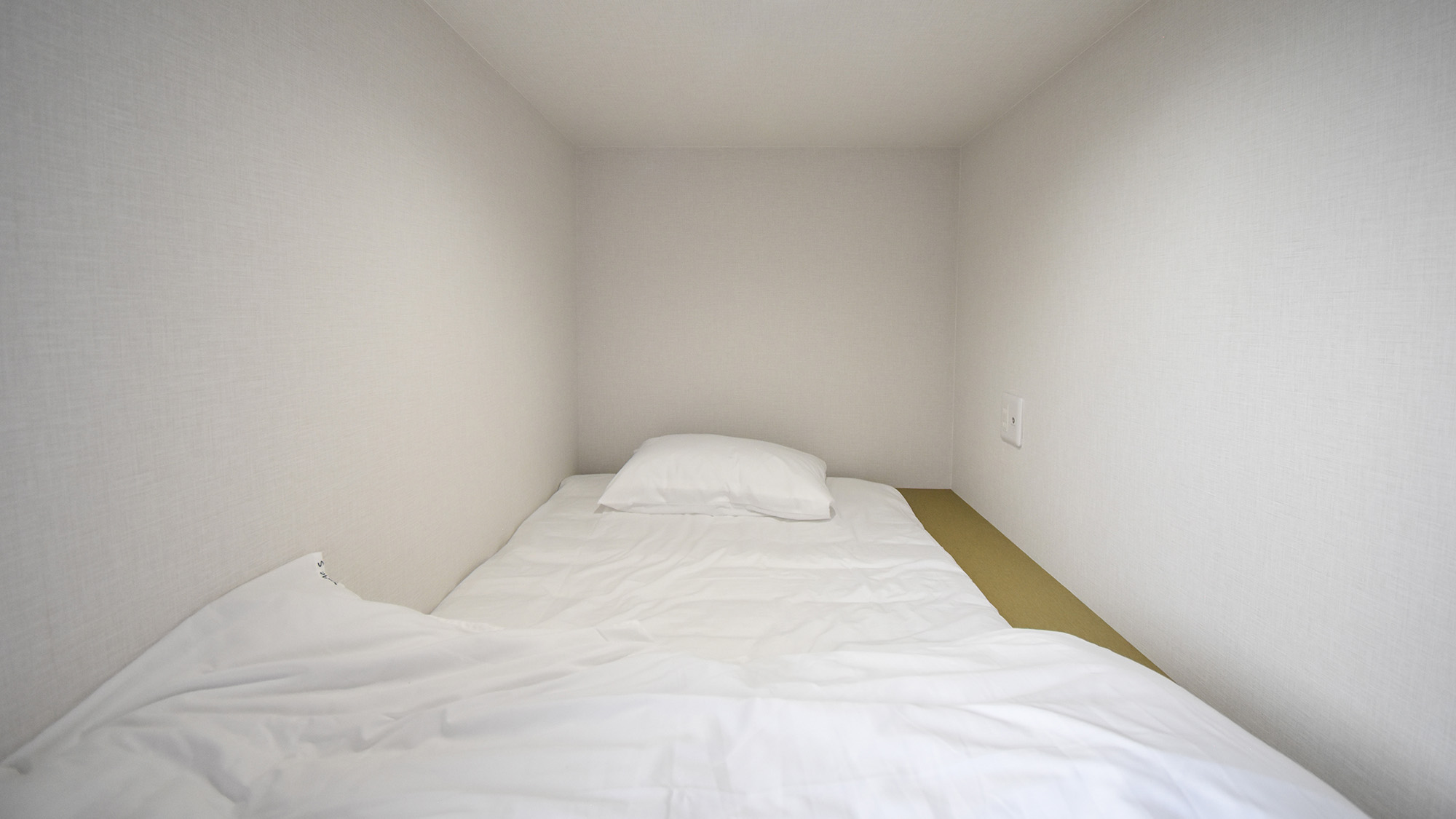 ・【カプセル一例】枕元にコンセントがありますので、スマートフォンも充電しながらご利用いただけます