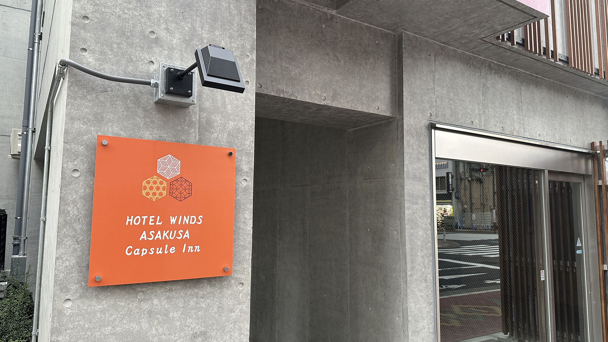 ・【外観】日本の伝統工芸品をモチーフにした看板