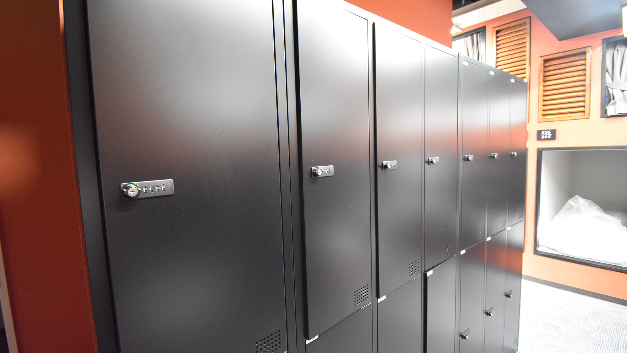 ・【宿泊フロア】1カプセルにつき鍵付きのロッカーを1つご用意しております