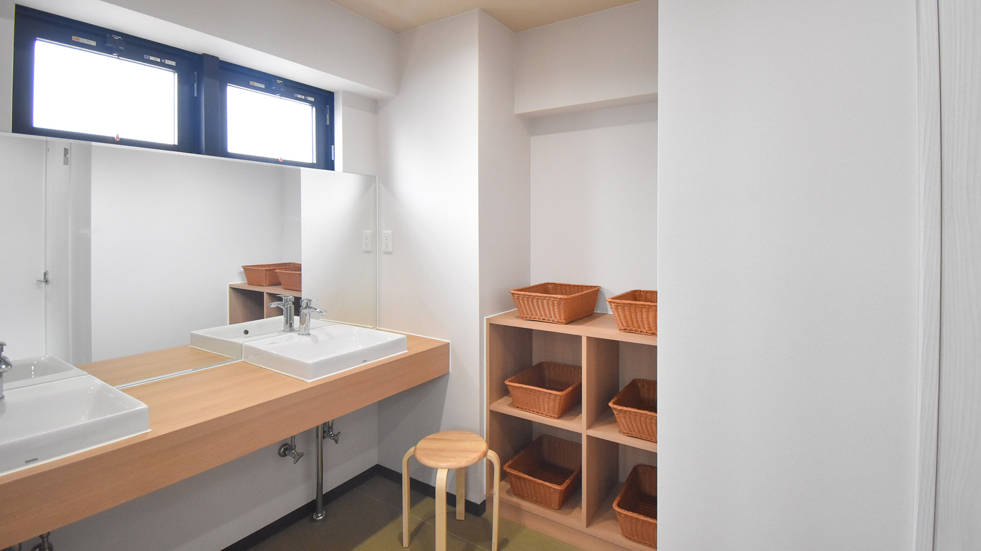 ・【10F　スカイツリーの湯】洗面台の上の窓からは自然光が差し込みます（大浴場　別途有料）