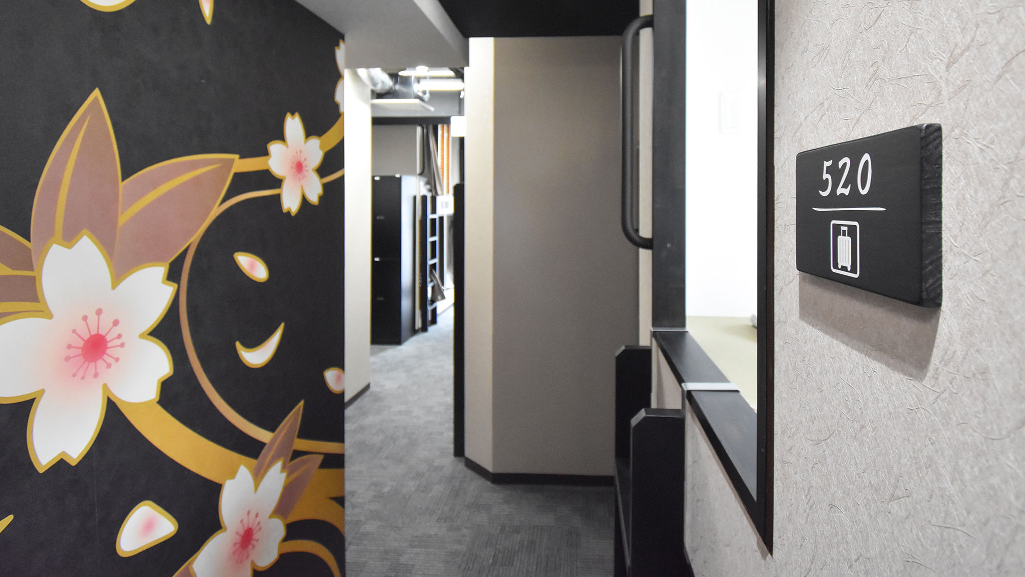 ・【宿泊フロア】各フロアの壁は和風の柄で統一しております。