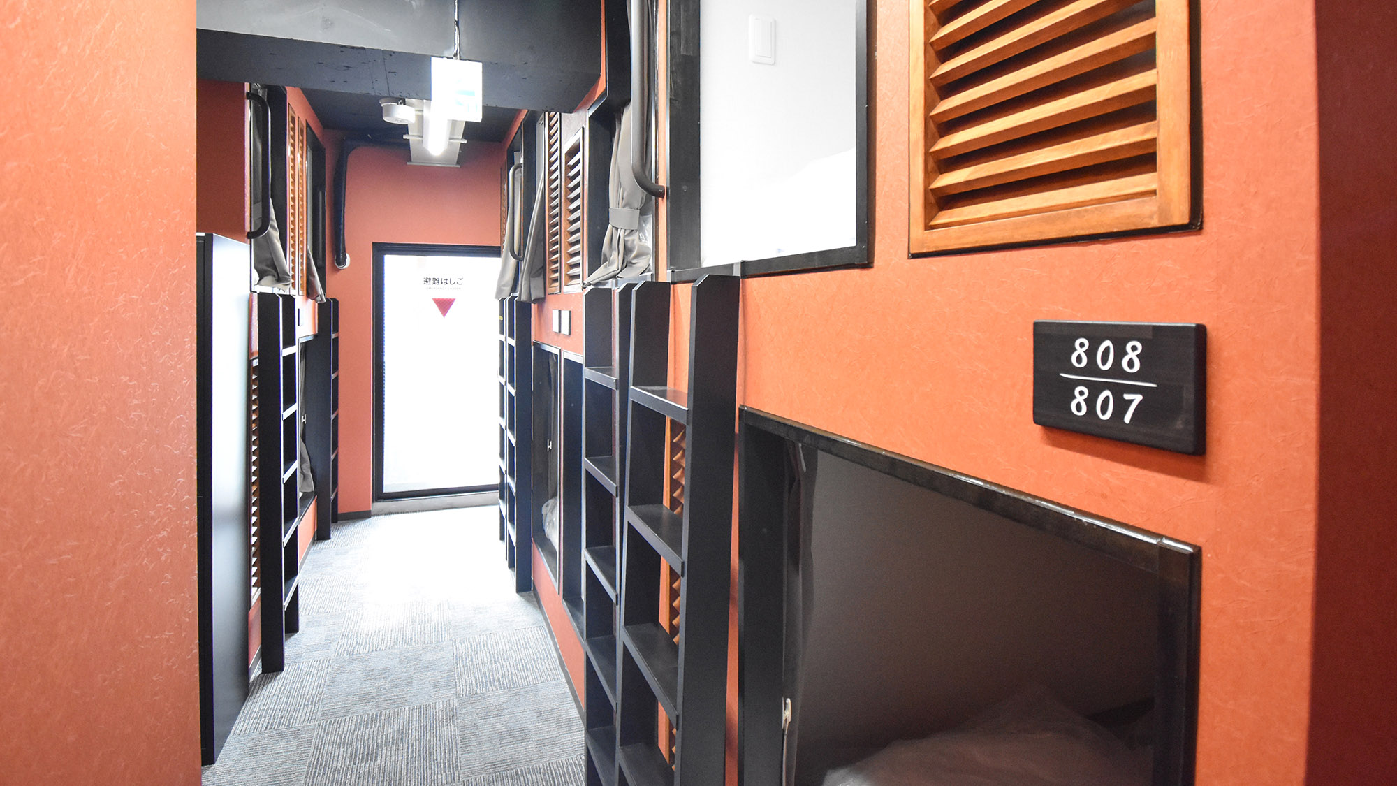 ・【カプセル一例】カプセルルームは上下の2段となっています