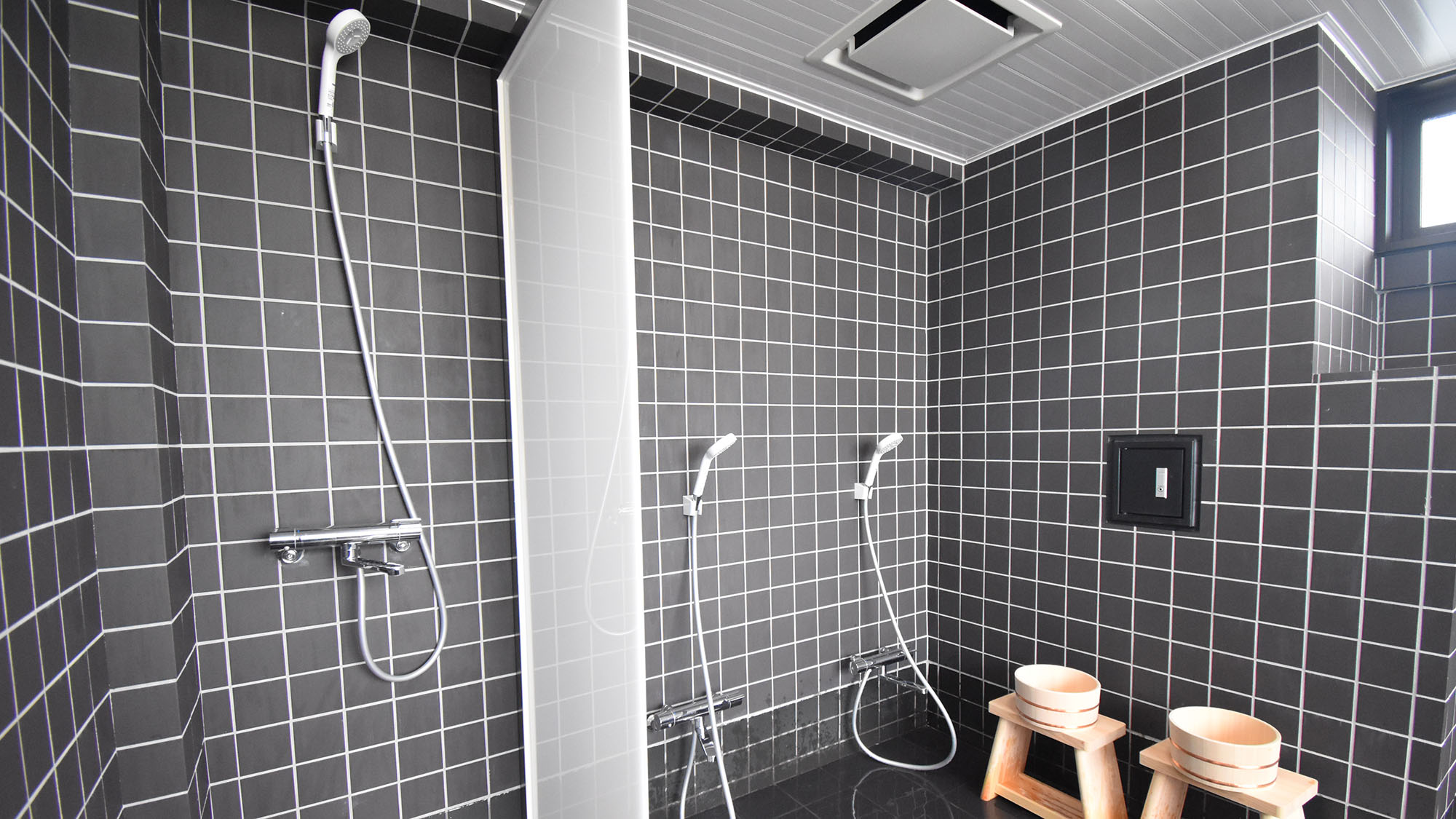 ・【10F　スカイツリーの湯】立ったままシャワーを浴びられるよう仕切りを設置（大浴場　別途有料）