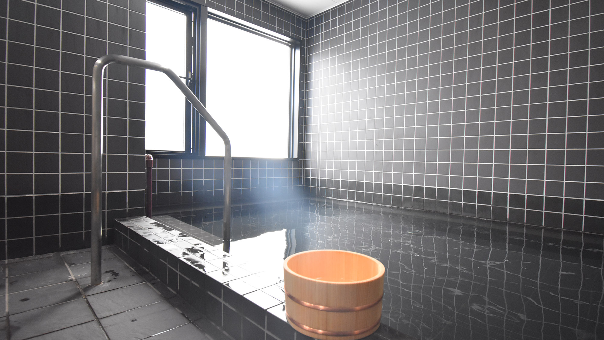 ・【10F　浅草の湯】広々とした湯船で、仕事や旅の疲れをゆっくり癒してください（大浴場　別途有料）