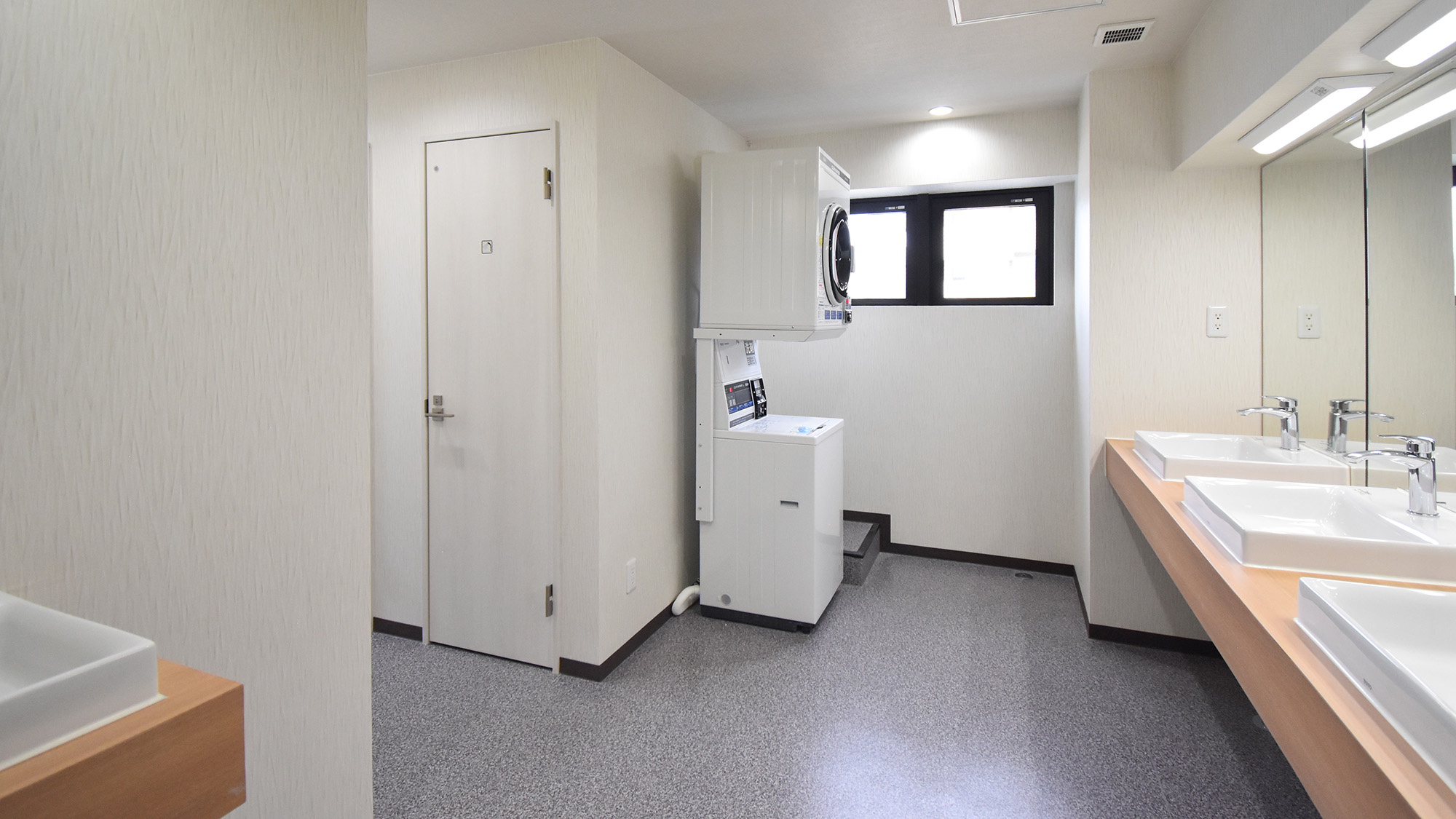 ・【宿泊フロア】広々とした洗面台。各階に複数台ずつございます