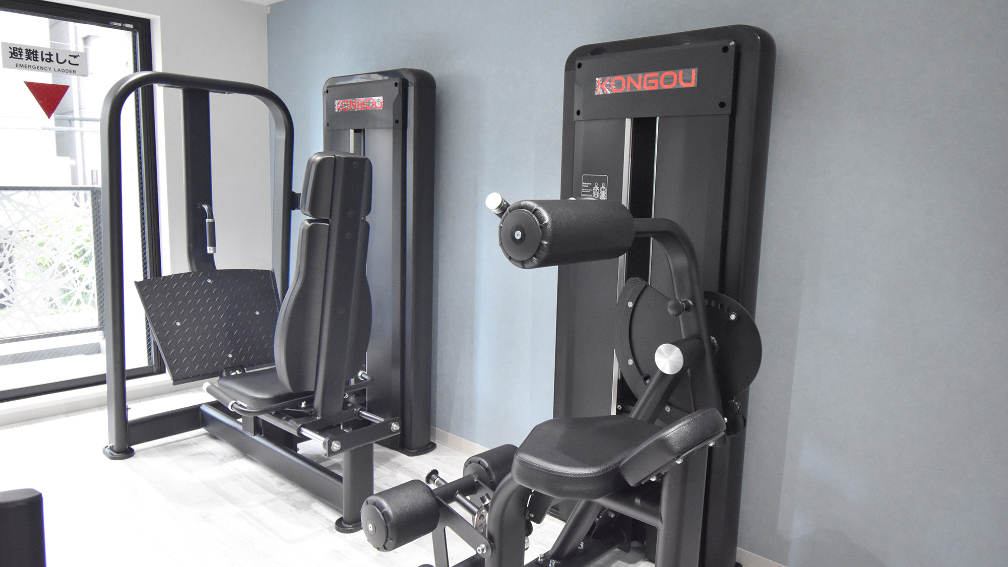 ・【2Fジム】背中や脚を集中的に鍛えられるマシン。本格的なトレーニング可能（別途有料）