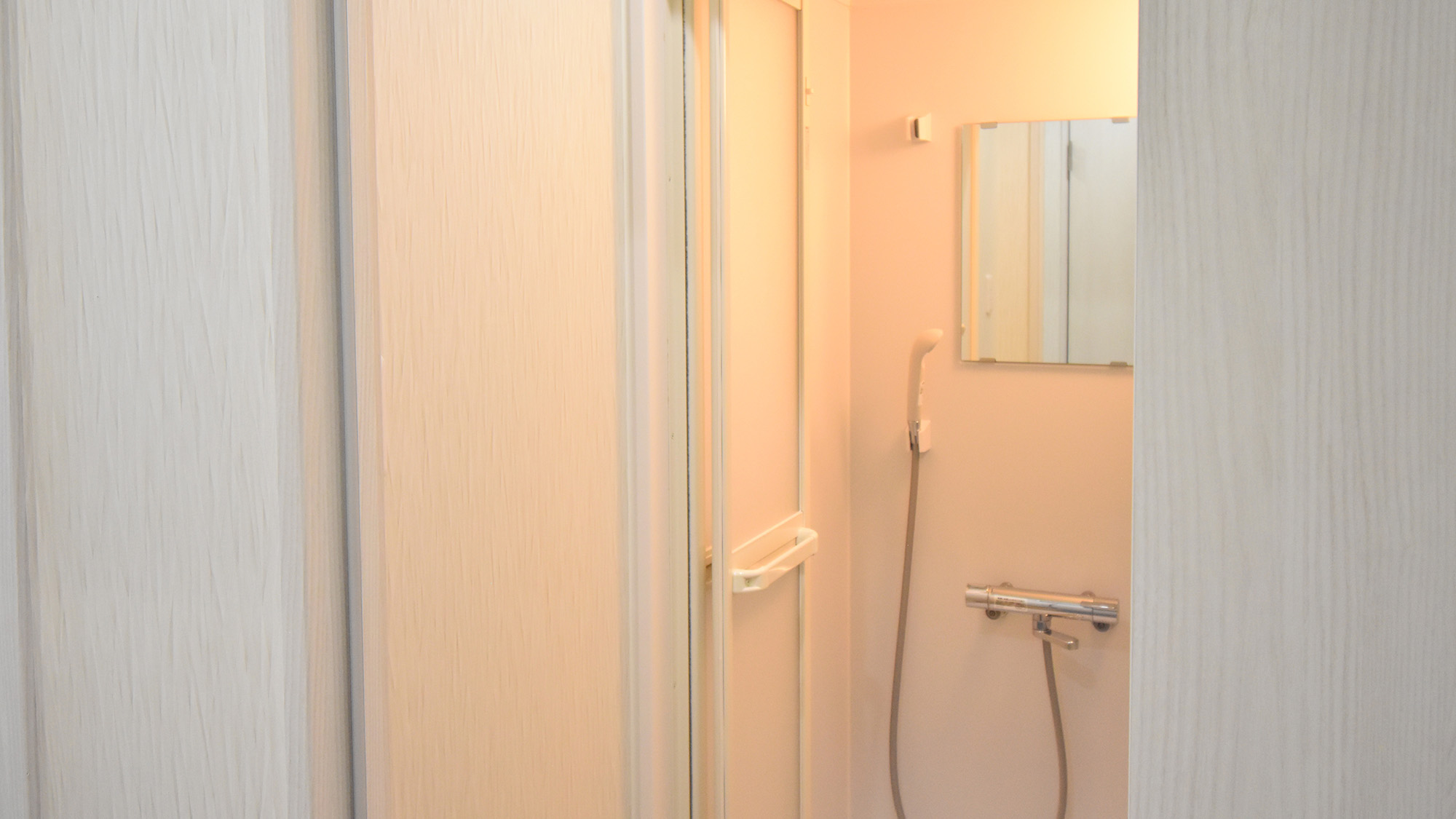 ・【宿泊フロア】こちらの共用のシャワーブースの他に大浴場（別途有料）もございます