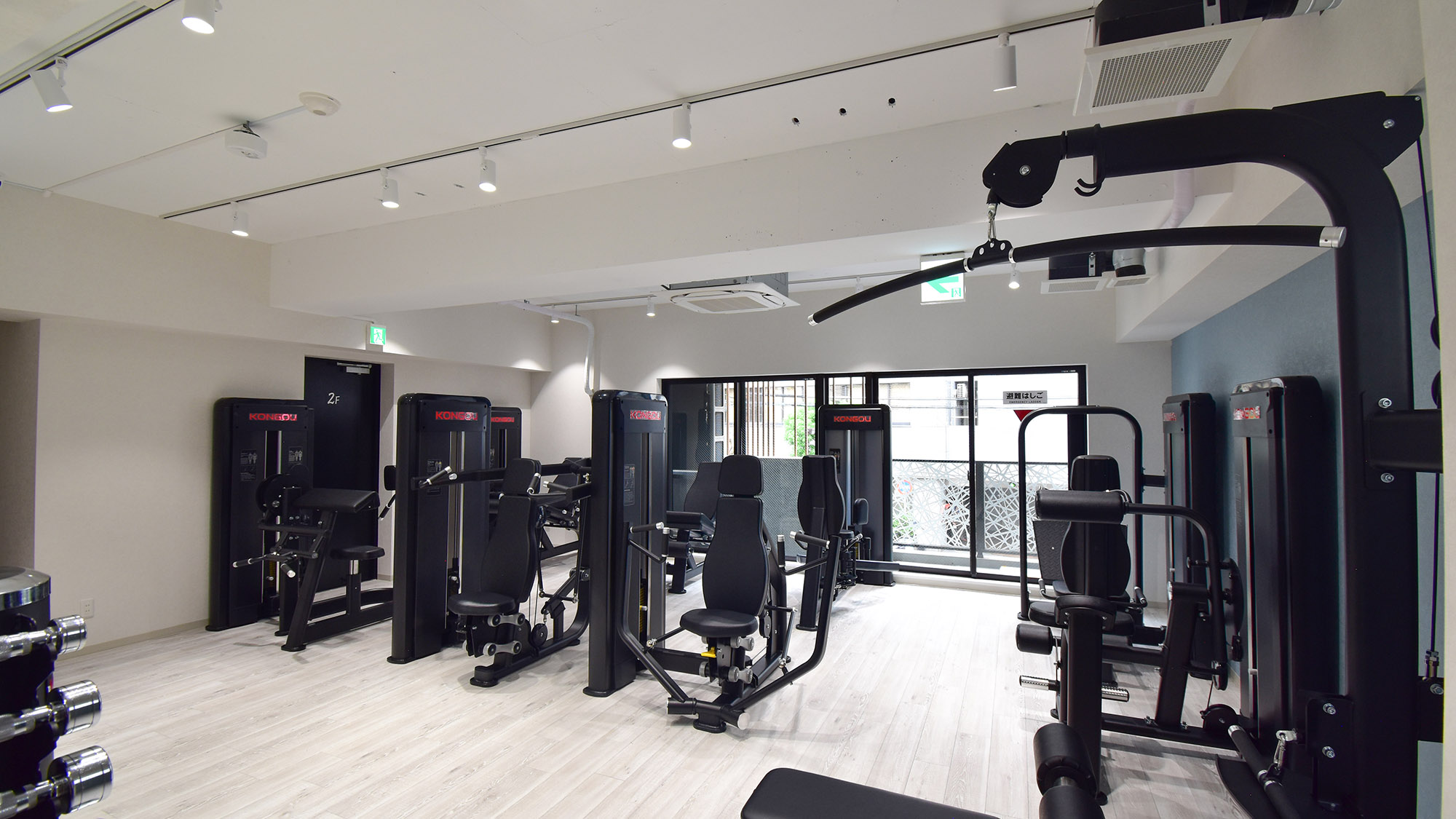 ・【2Fジム】身体の各所を鍛えられるマシンを多数設置しております（別途有料）