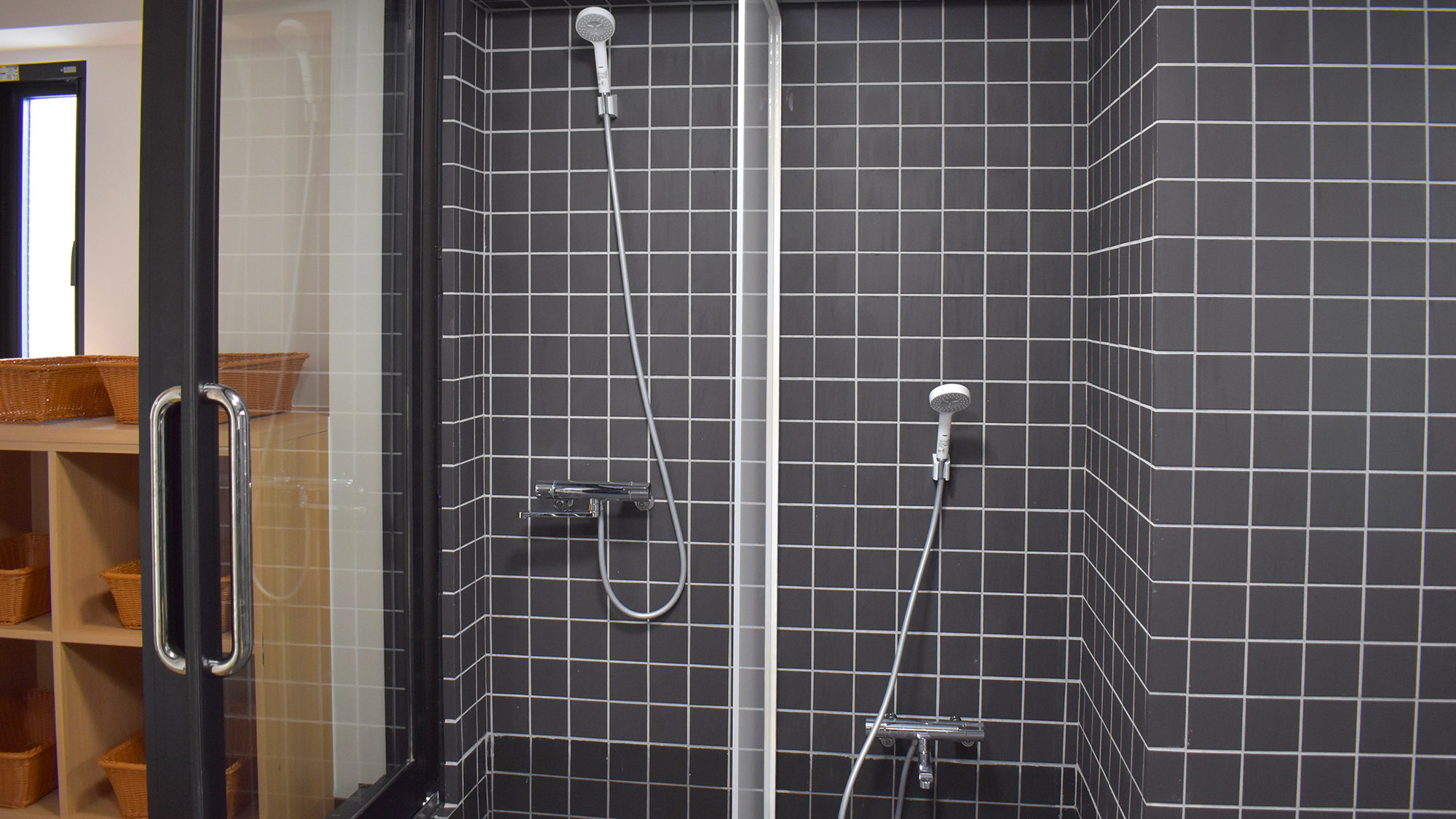 ・【10F　浅草の湯】大浴場内にもシャワーブースを設けております（大浴場は別途有料）