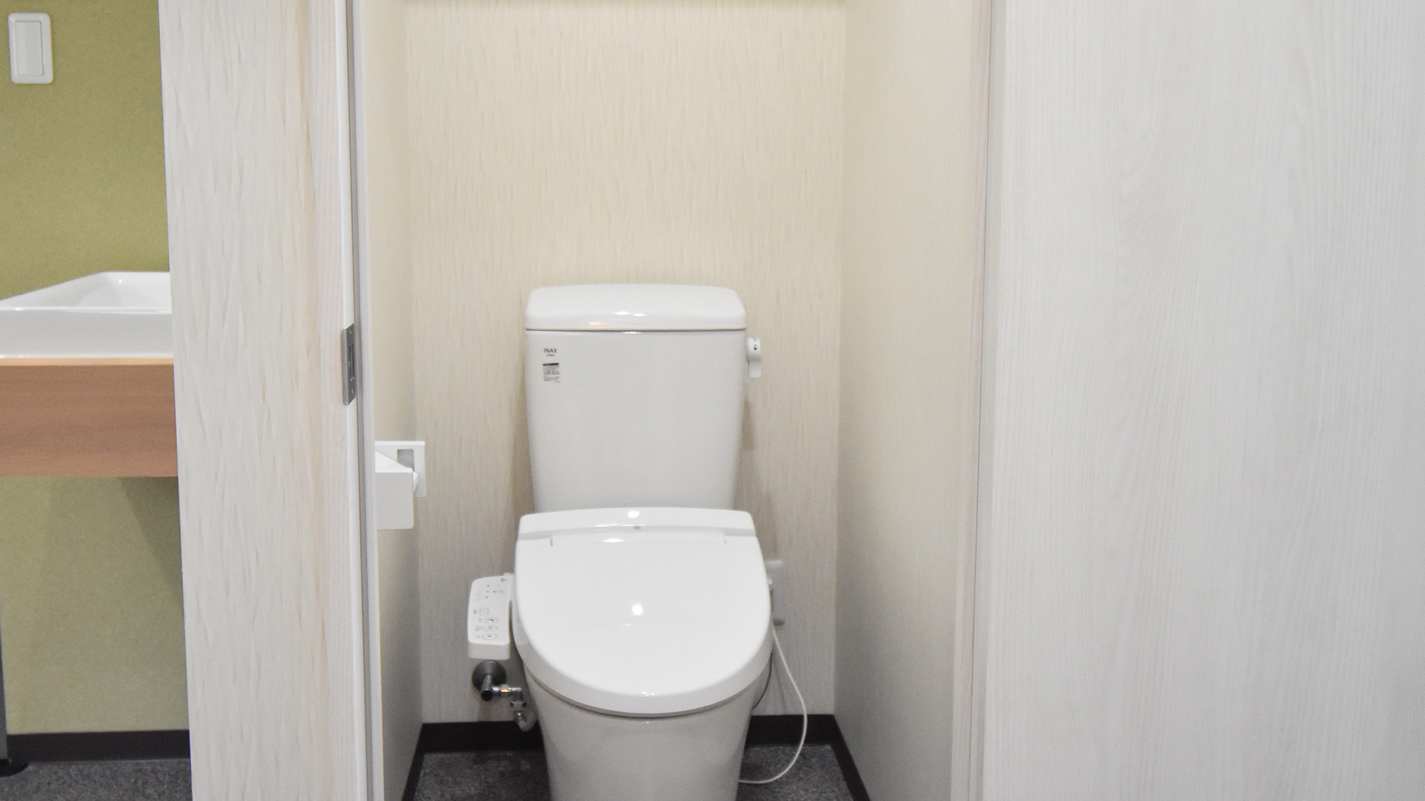 ・【宿泊フロア】温水洗浄機能付きトイレを設置しております