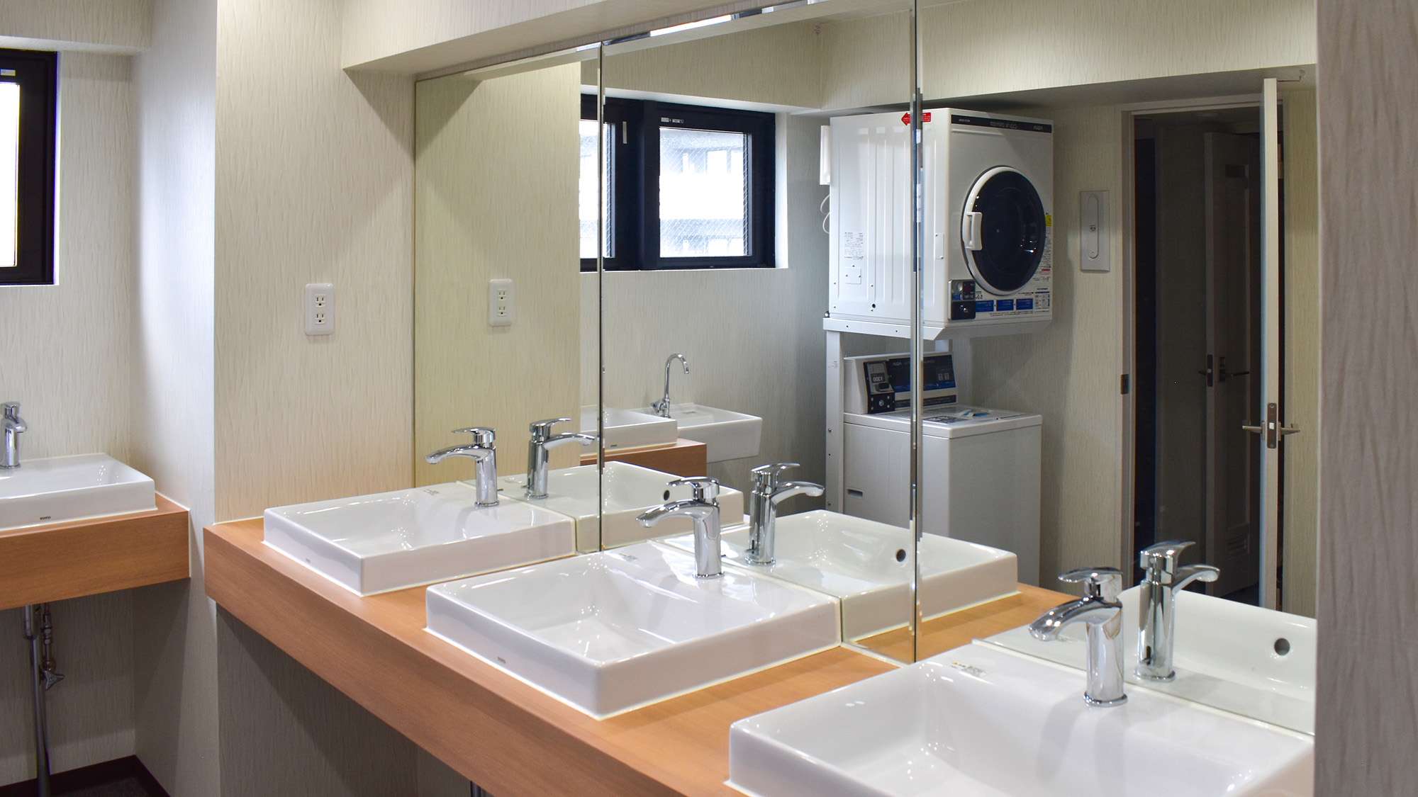 ・【宿泊フロア】洗面台は各階に複数台設置しておりますので、身支度の時間が重なっても安心です