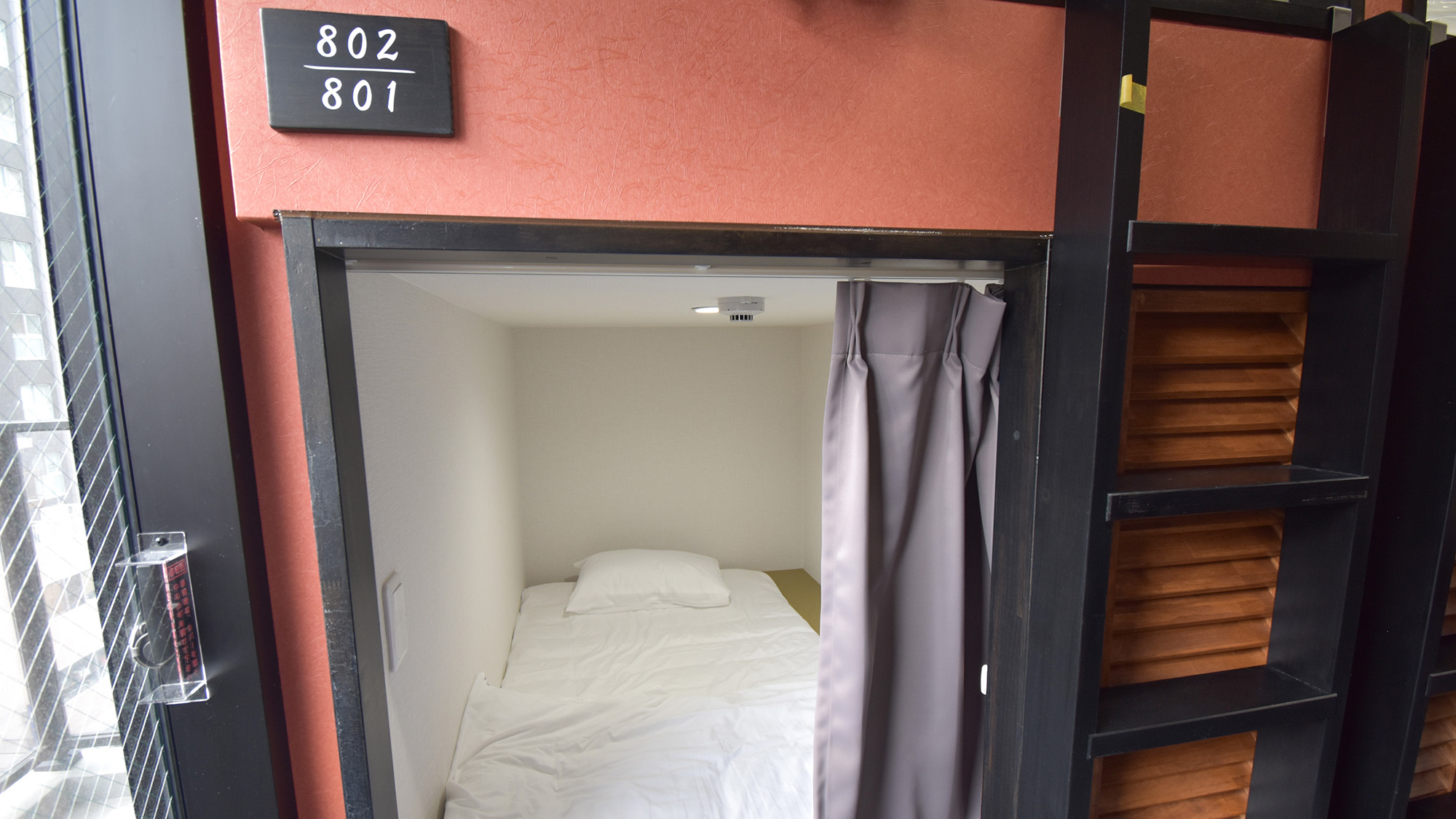 ・【カプセル一例】廊下の窓から当日のお天気等も確認いただけます