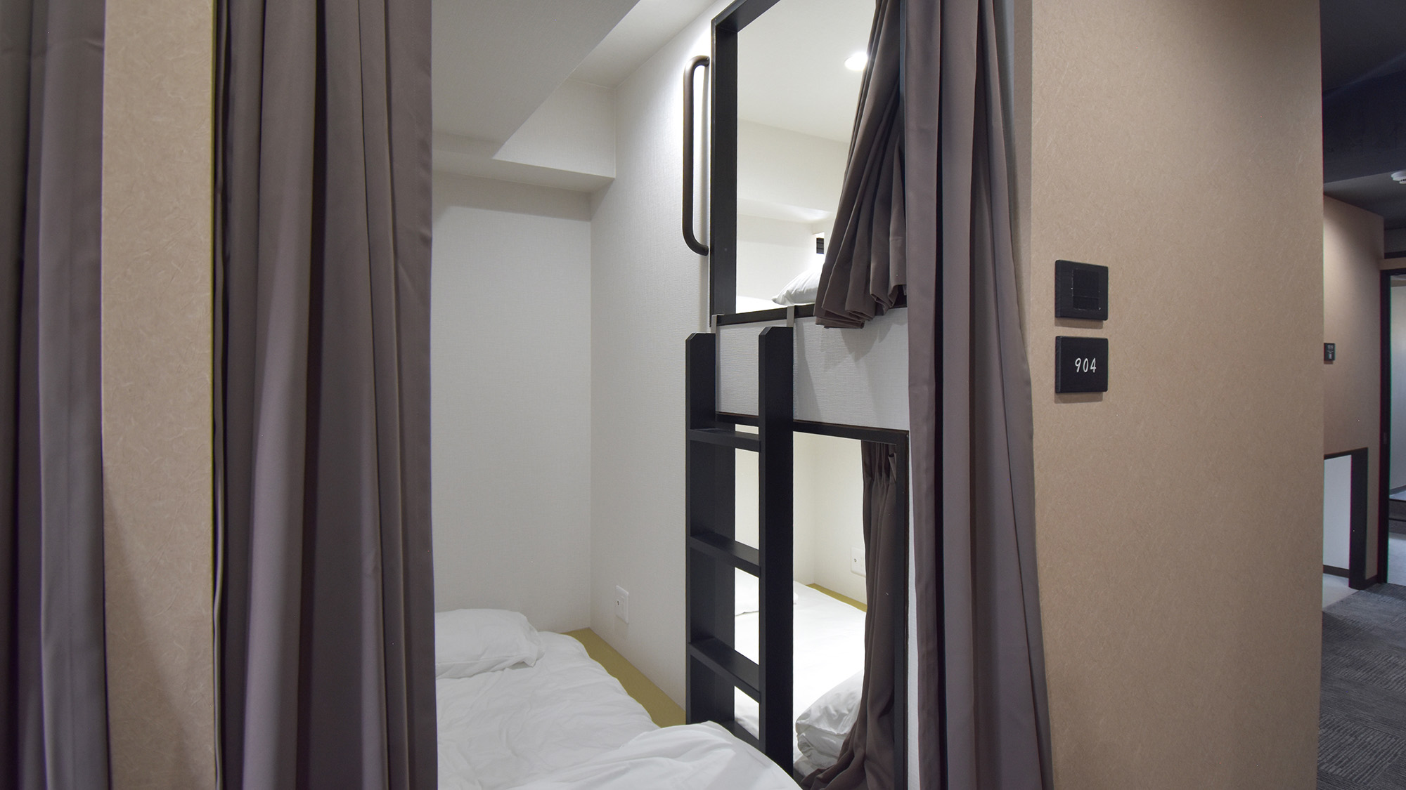 ・【9F】トリプルカプセル　個室ではございません。入り口のお部屋のみ天井が高くなっています