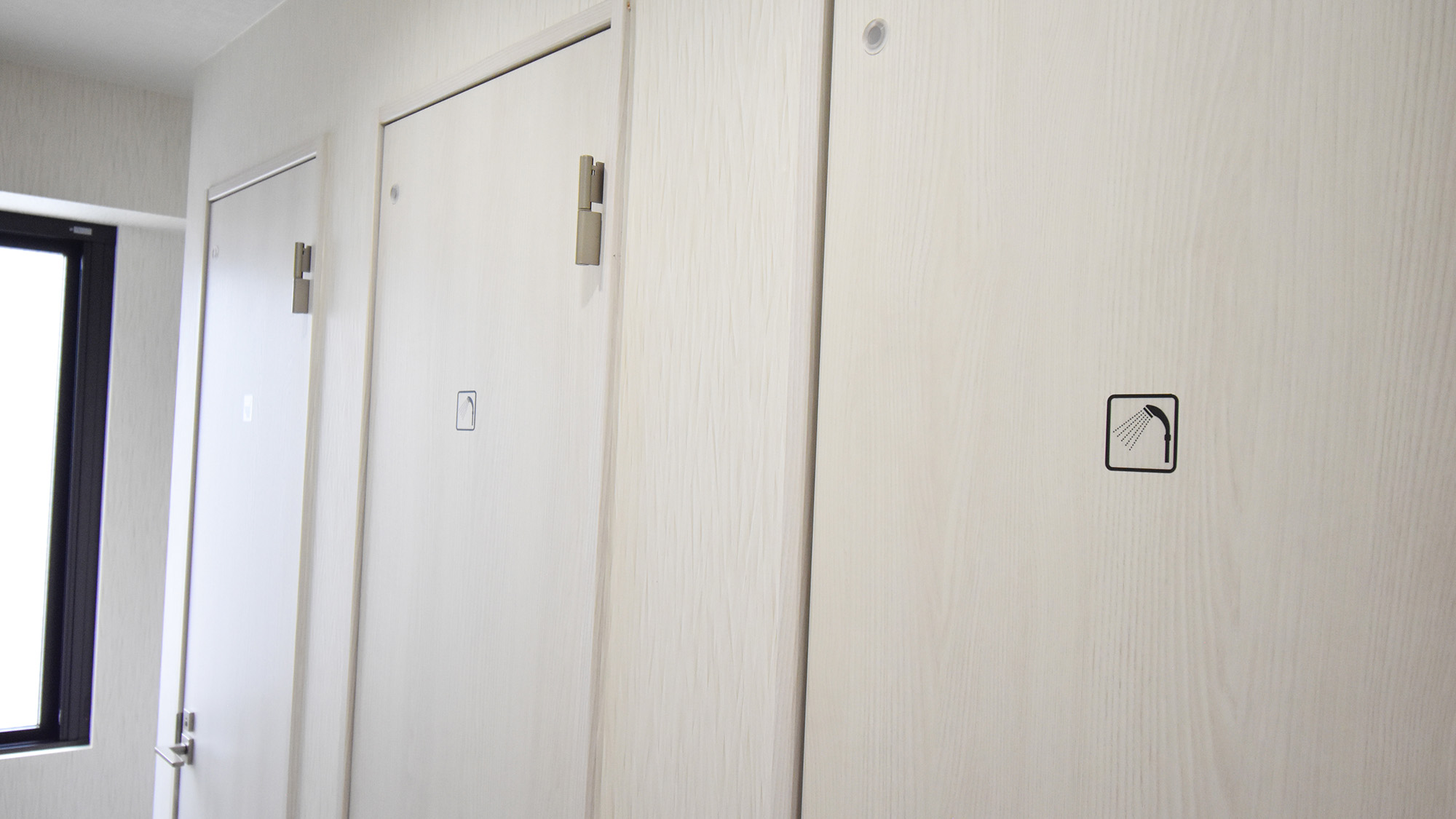 ・【宿泊フロア】共用のシャワーブースを各フロアに2つと、共用トイレを設置