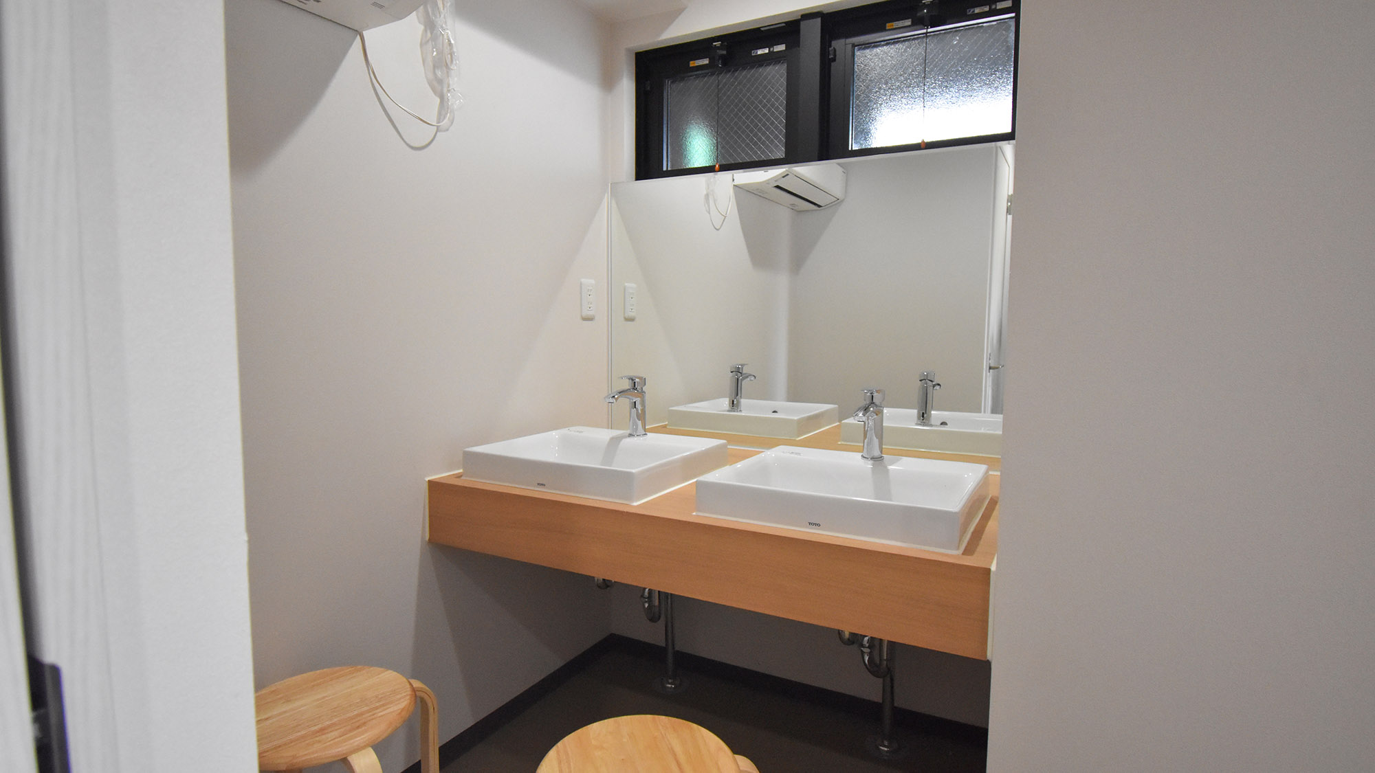 ・【10F　浅草の湯】お風呂上りに利用できる洗面台。エアコンも完備（大浴場　別途有料）