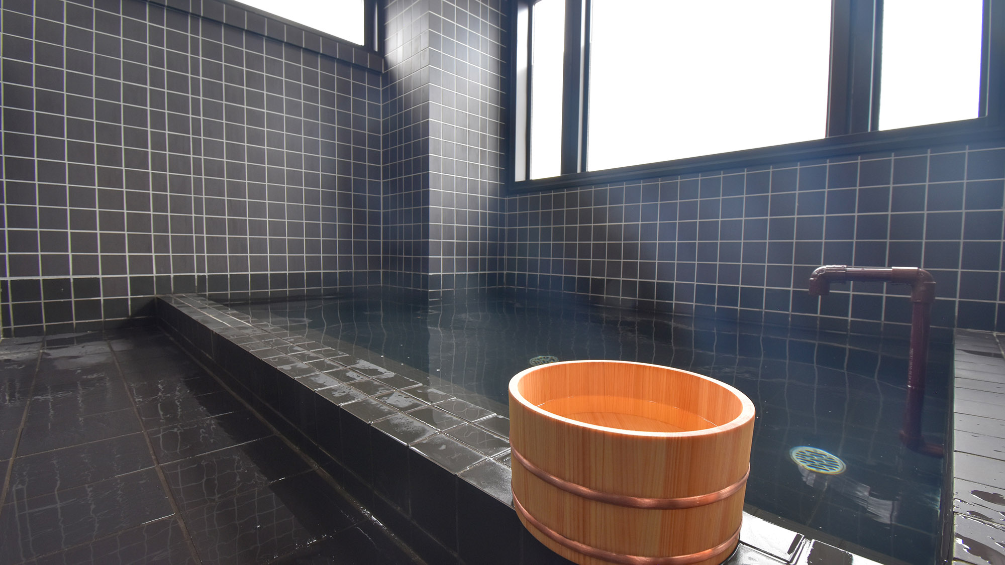 ・【10F　スカイツリーの湯】日本ならではの木桶を採用しております（大浴場　別途有料）