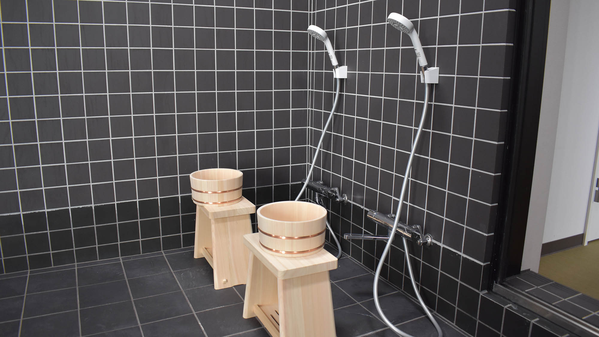 ・【10F　浅草の湯】浅草の湯のシャワー。日本らしい木桶と木のイスを使用（大浴場　別途有料）