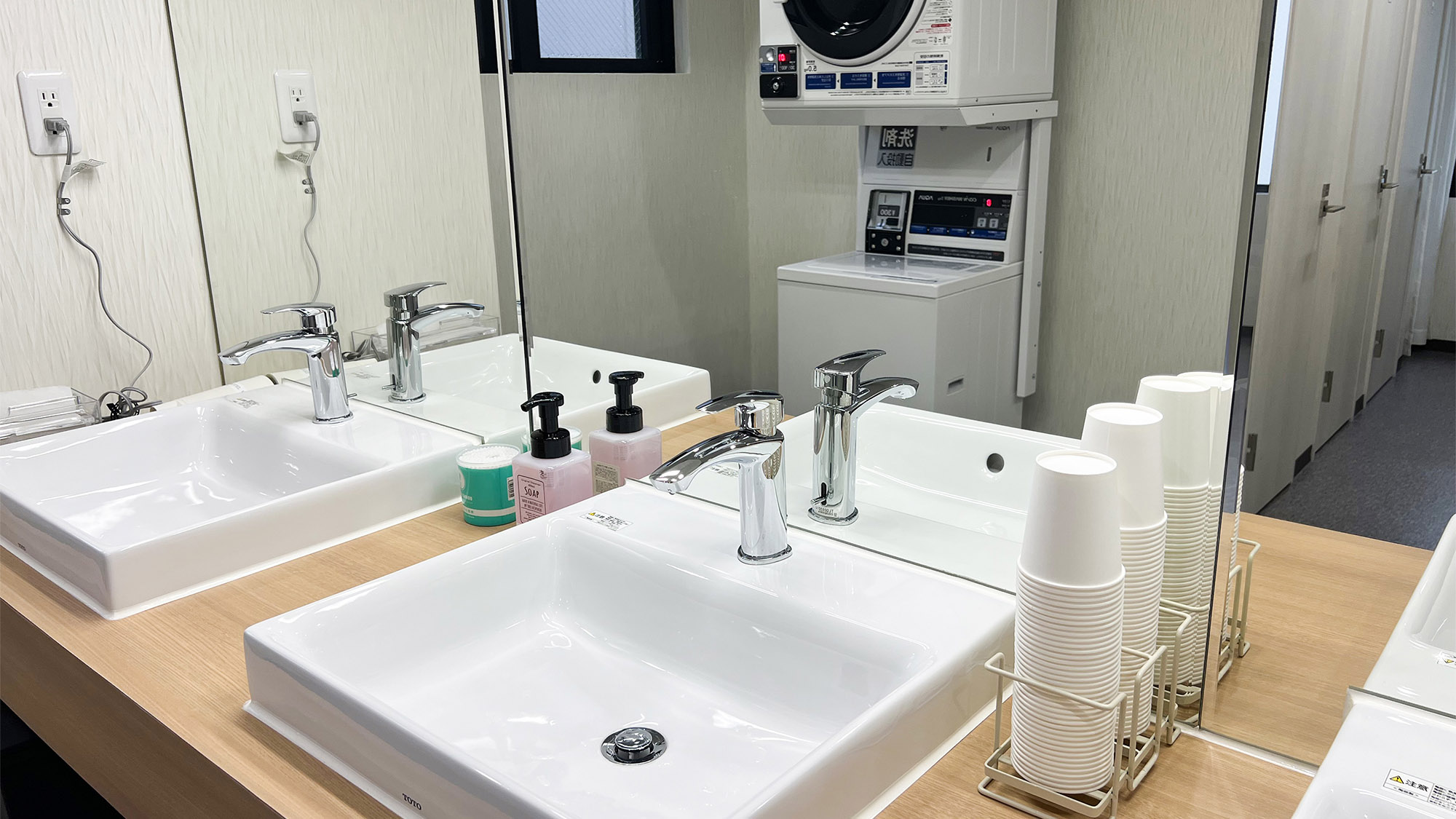 ・【宿泊フロア】各フロアに洗濯機、乾燥機を設置しております