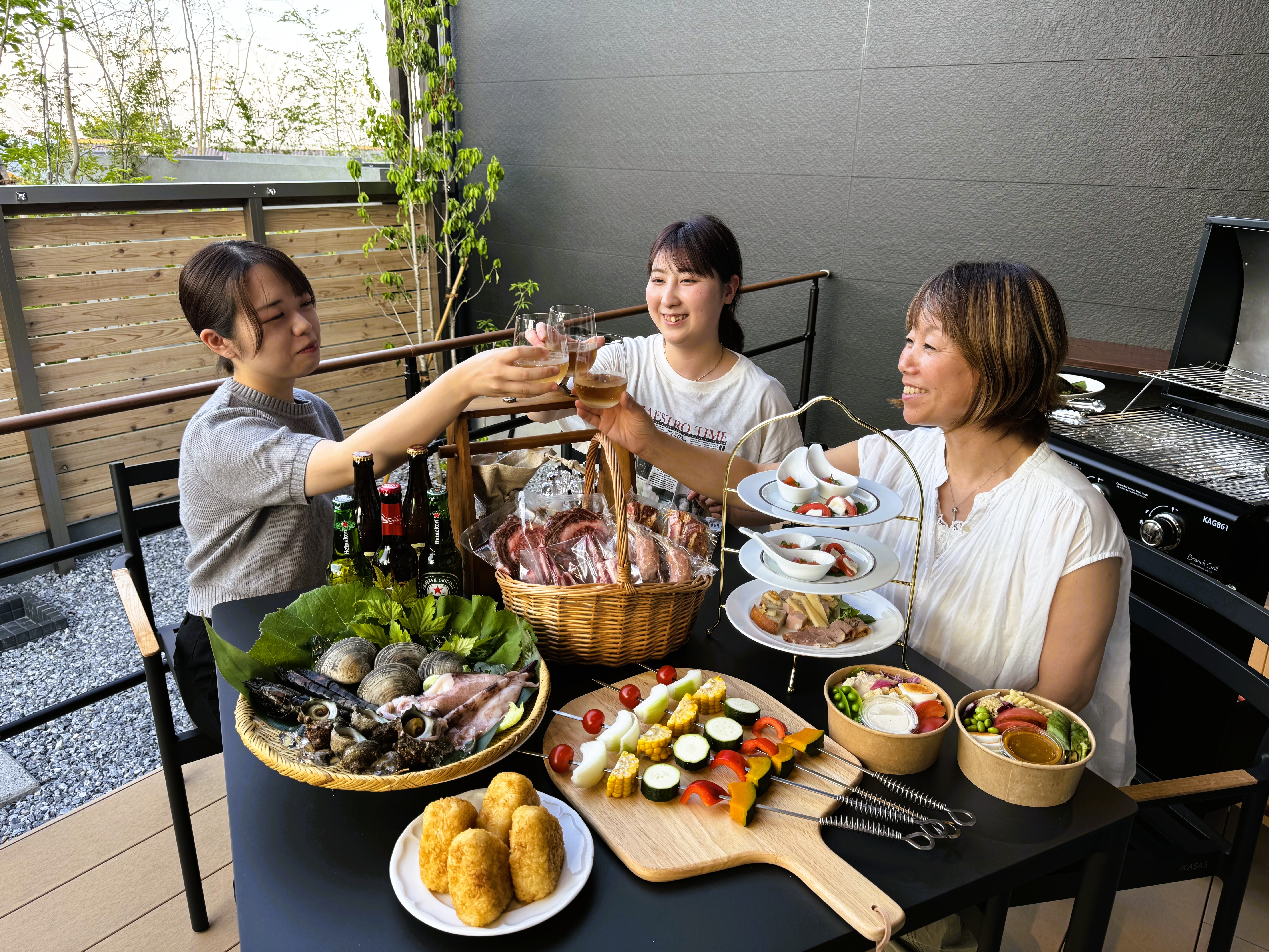 BBQテラスで食事イメージ