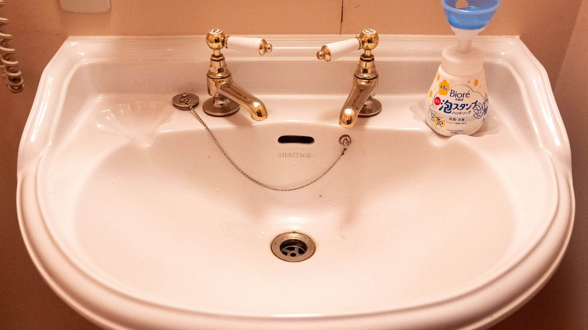 ・【新館ファミリールーム＆新館ダブル】レトロなデザインの洗面台。キュートな見た目に気分も上がります