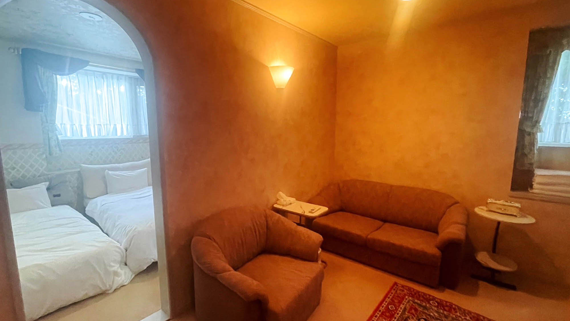 ・【本館トリプルルーム（バストイレセパレート）】リビングで快適（※客室ごとにイメージが異なります）