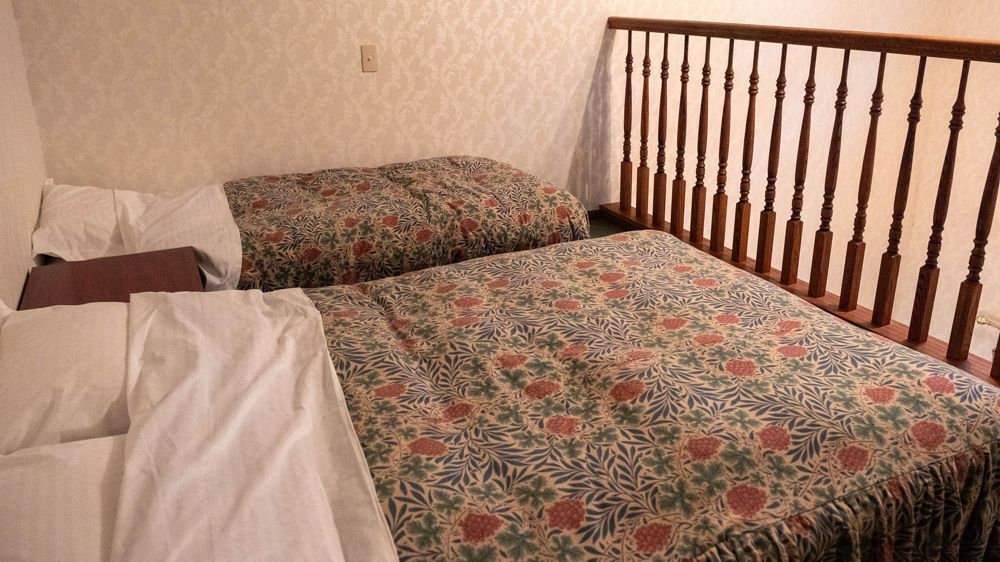 ・【新館メゾネットファミリールーム】シングルとダブルのベッド設置（※客室ごとにイメージが異なります）