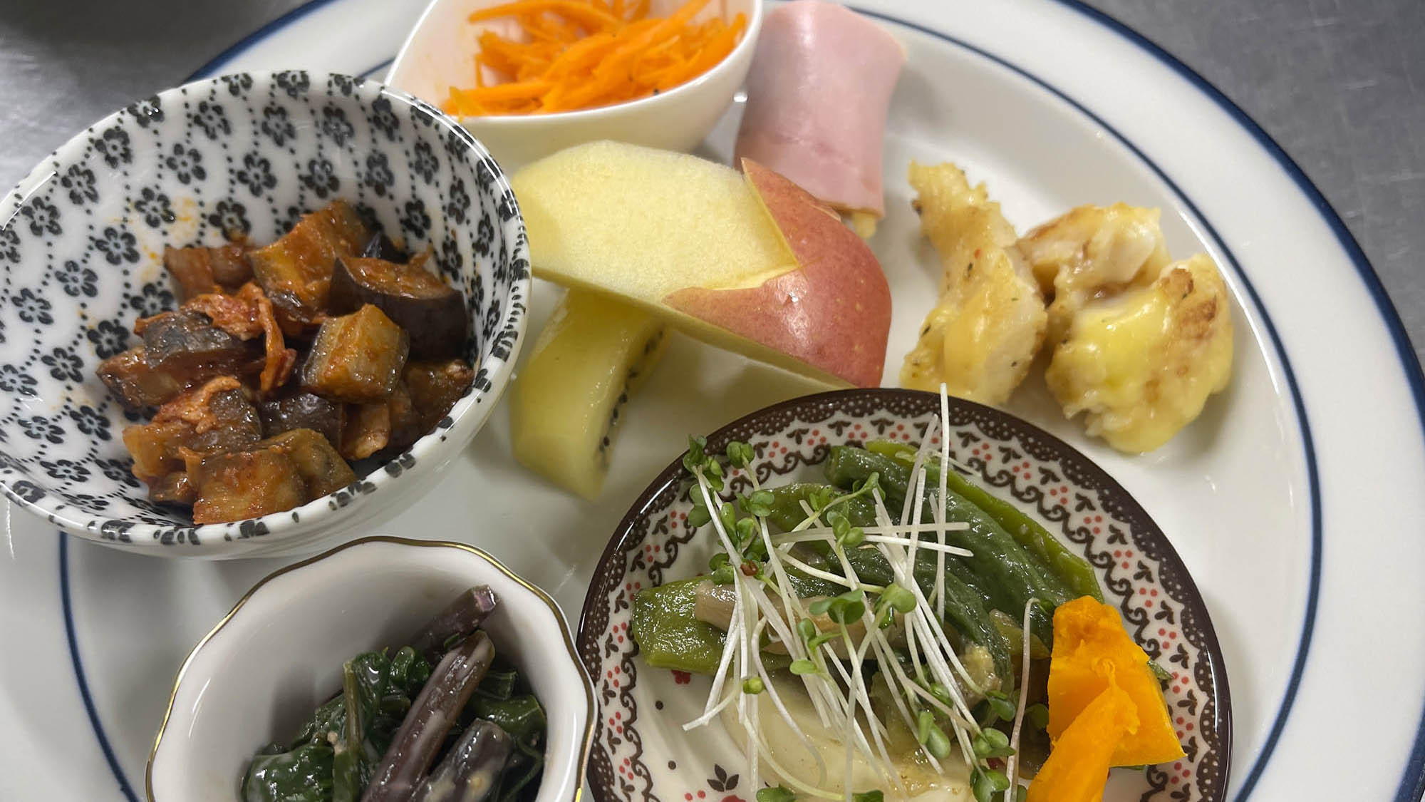 ・【朝食（一例）】爽やかな朝の目覚めに嬉しい朝食です。日によって内容の異なる食事をお楽しみください