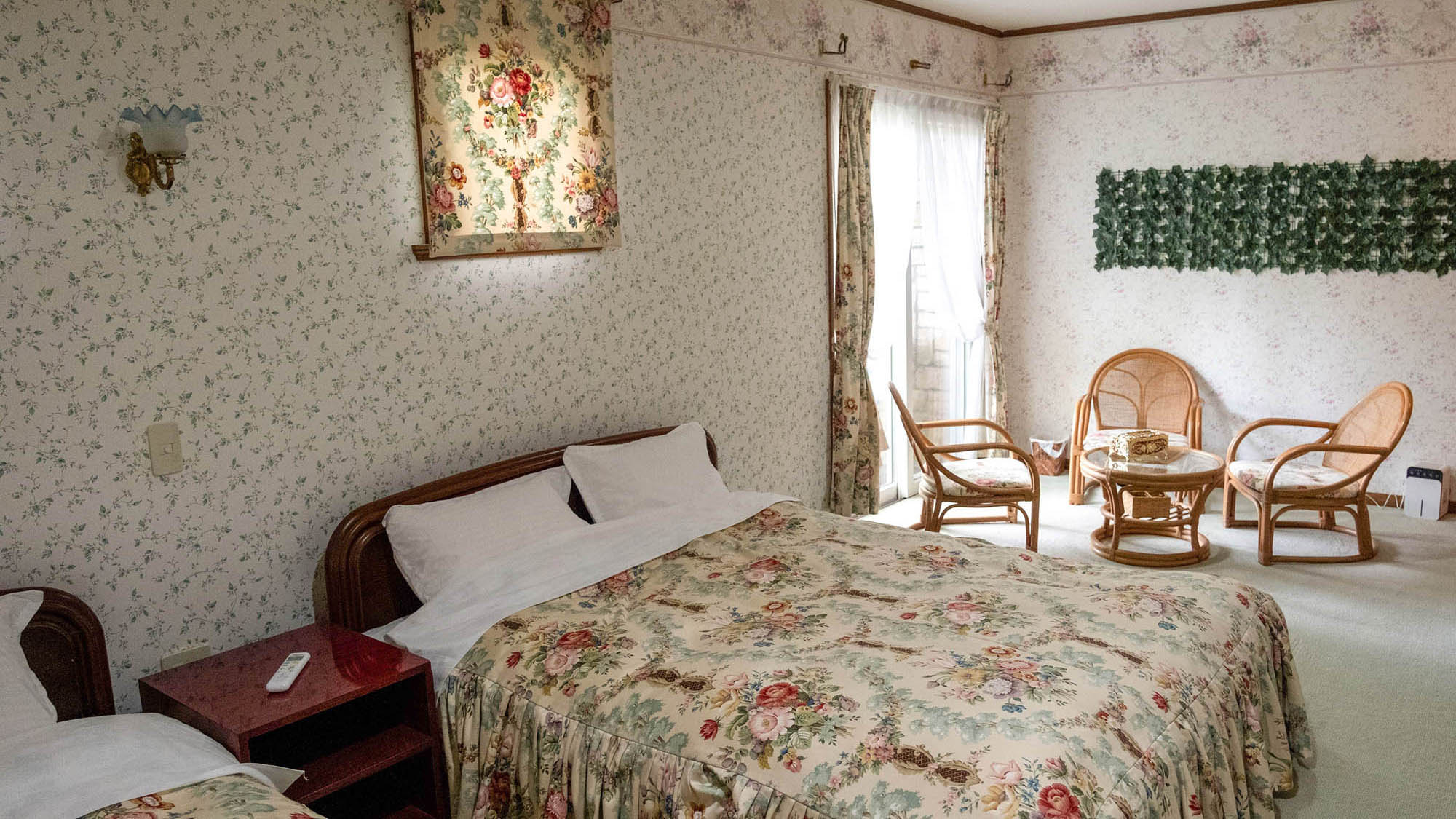 ・【新館ファミリールーム】シングルとダブルのベッドを設置（※客室ごとにイメージが異なります）