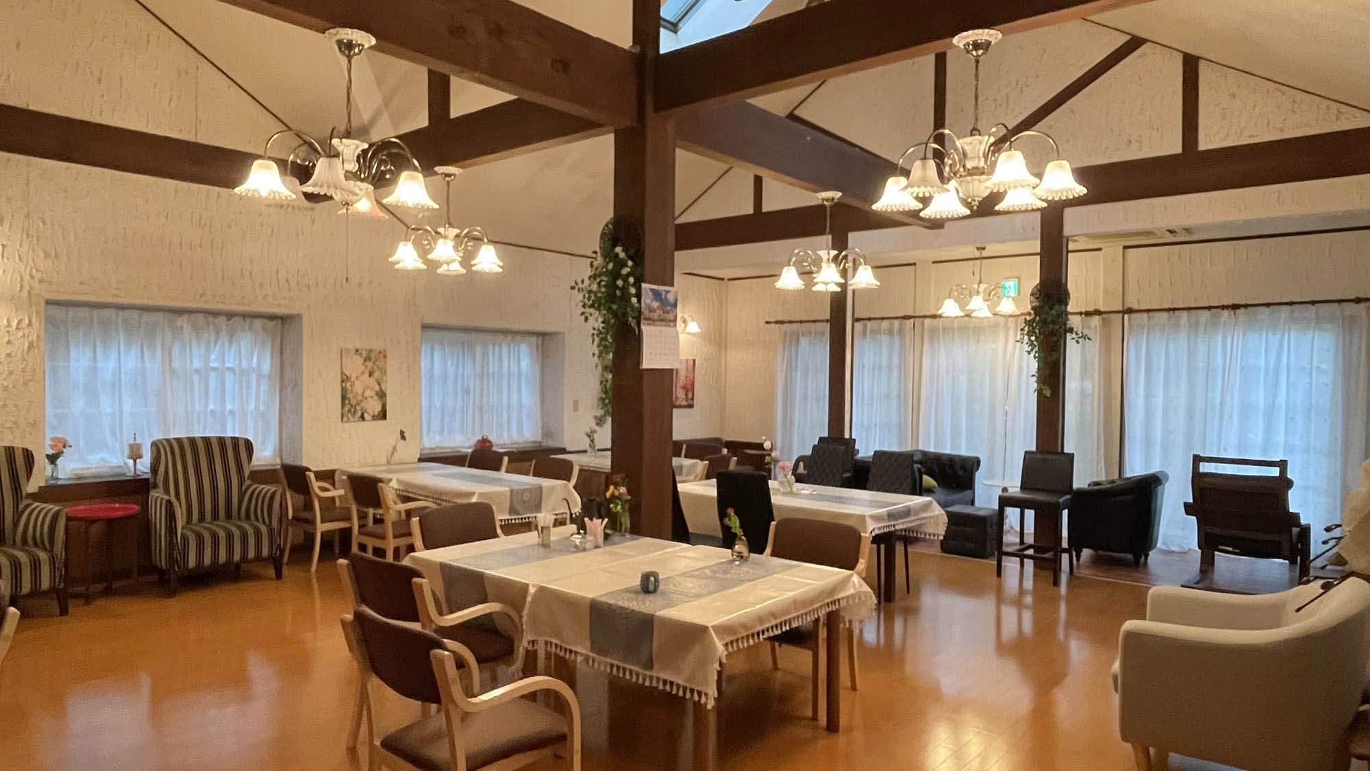 ・【ダイニング】天井が高く解放感あふれるダイニング。那須の恵みを楽しめるお食事をお楽しみください