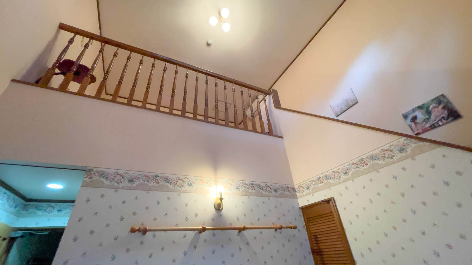 ・【新館メゾネットファミリールーム】1階リビング2階ベッドルーム（※客室ごとにイメージが異なります）