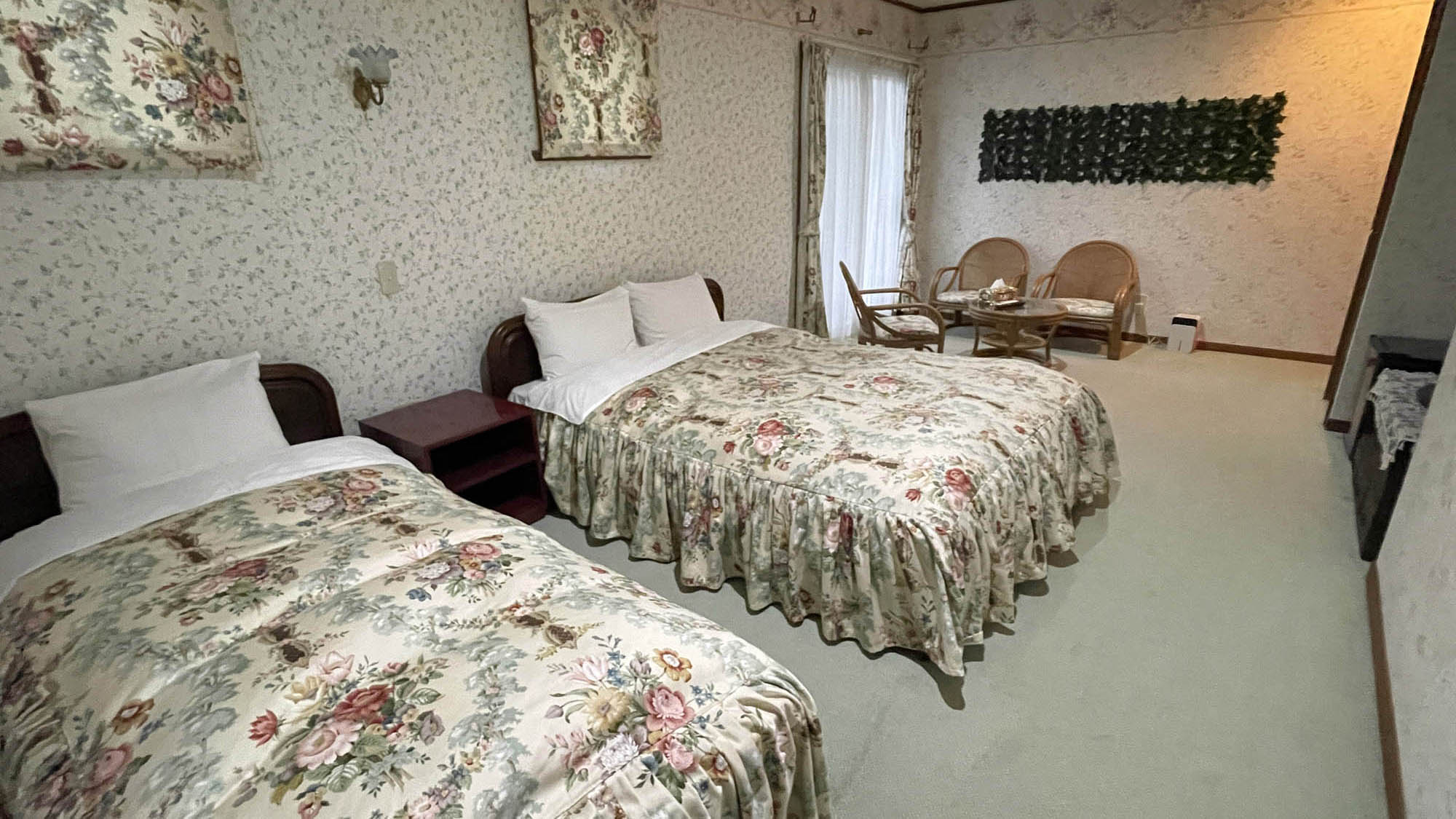 ・【新館ファミリールーム】お二人での宿泊でもゆとりある広さです（※客室ごとにイメージが異なります）