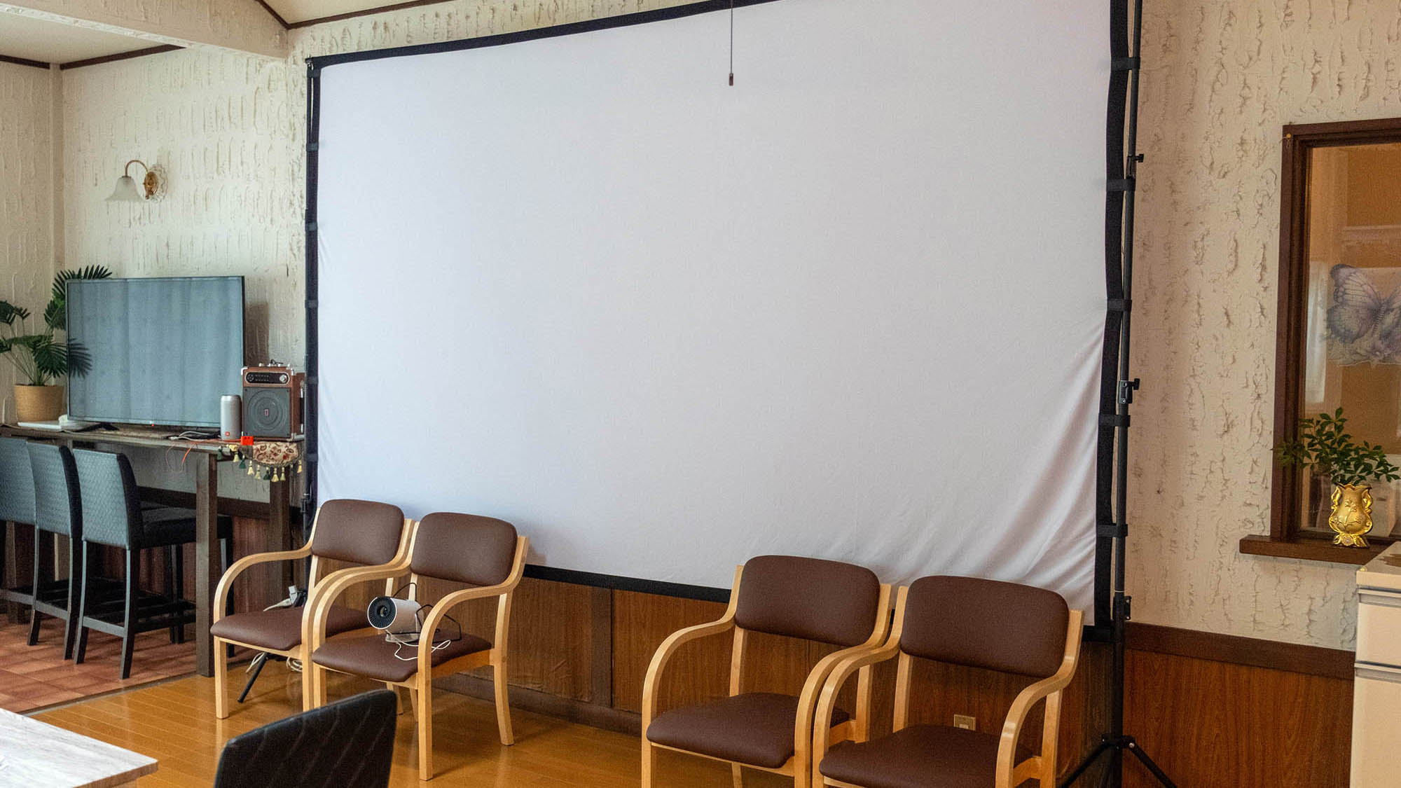 ・【ダイニング】ダイニングにはスクリーンがございます。お客様の憩いの場となるスペースです