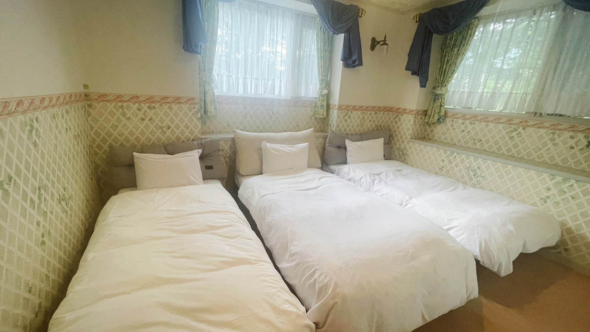 ・【本館トリプルルーム（バストイレセパレート）】ベッドを3台設置（※客室ごとにイメージが異なります）