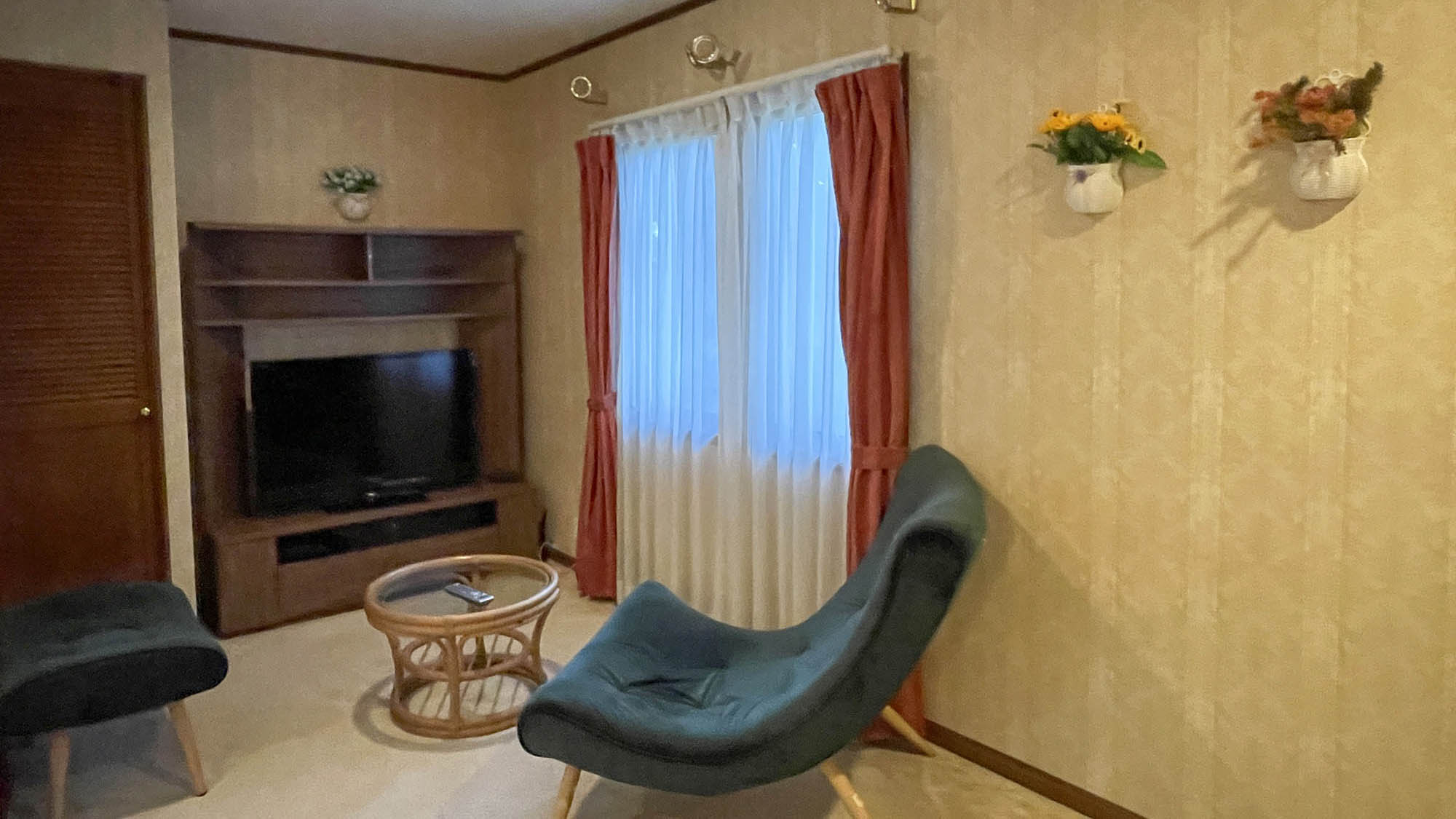 ・【新館ダブルルーム】窓から自然光が差し込む温かい雰囲気の空間（※客室ごとにイメージが異なります）