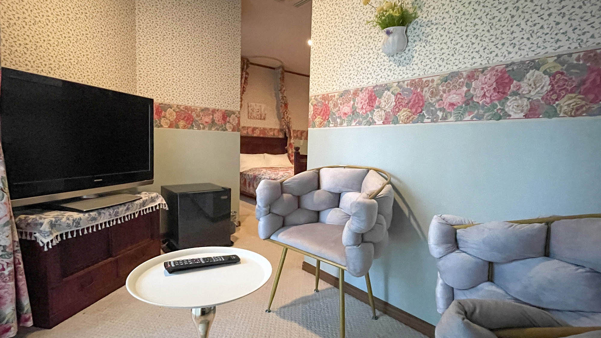 ・【新館ダブルルーム】テレビを見ながらお寛ぎいただけます（※客室ごとにイメージが異なります）