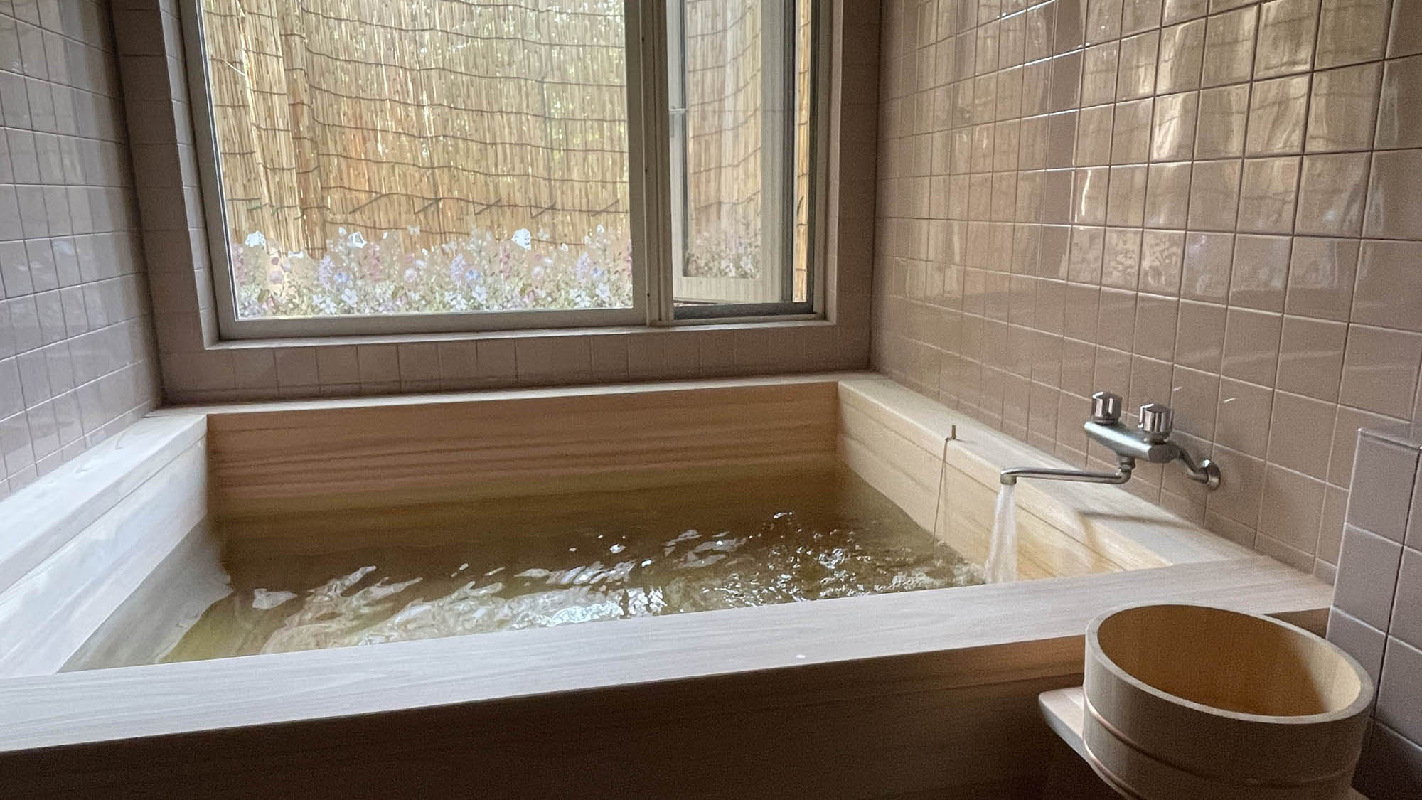 ・【貸切檜風呂（50分1,000円）】貸切でご利用可能な檜風呂。ゆっくり浸かりたいという方におすすめ