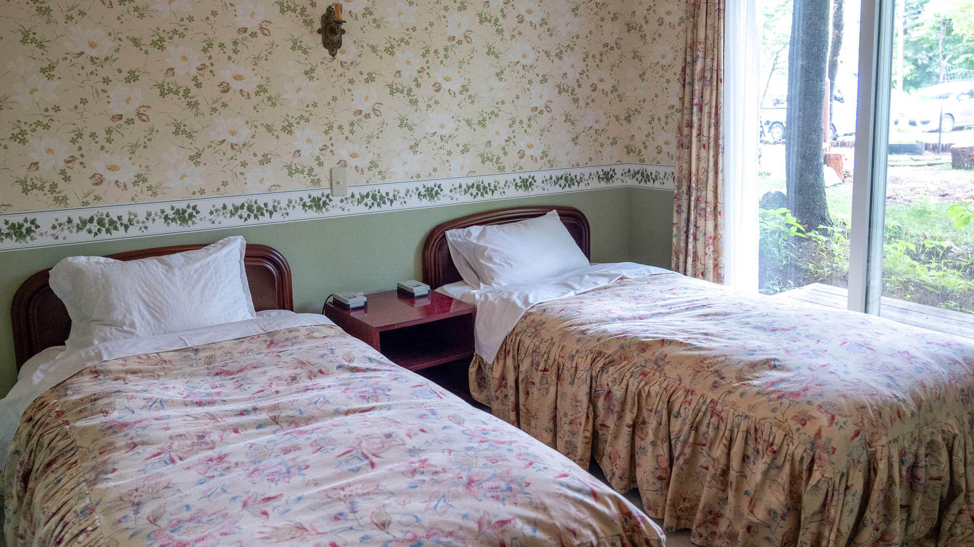 ・【新館ツインルーム】都会の喧騒から離れ、休暇をお楽しみください（※客室ごとにイメージが異なります）