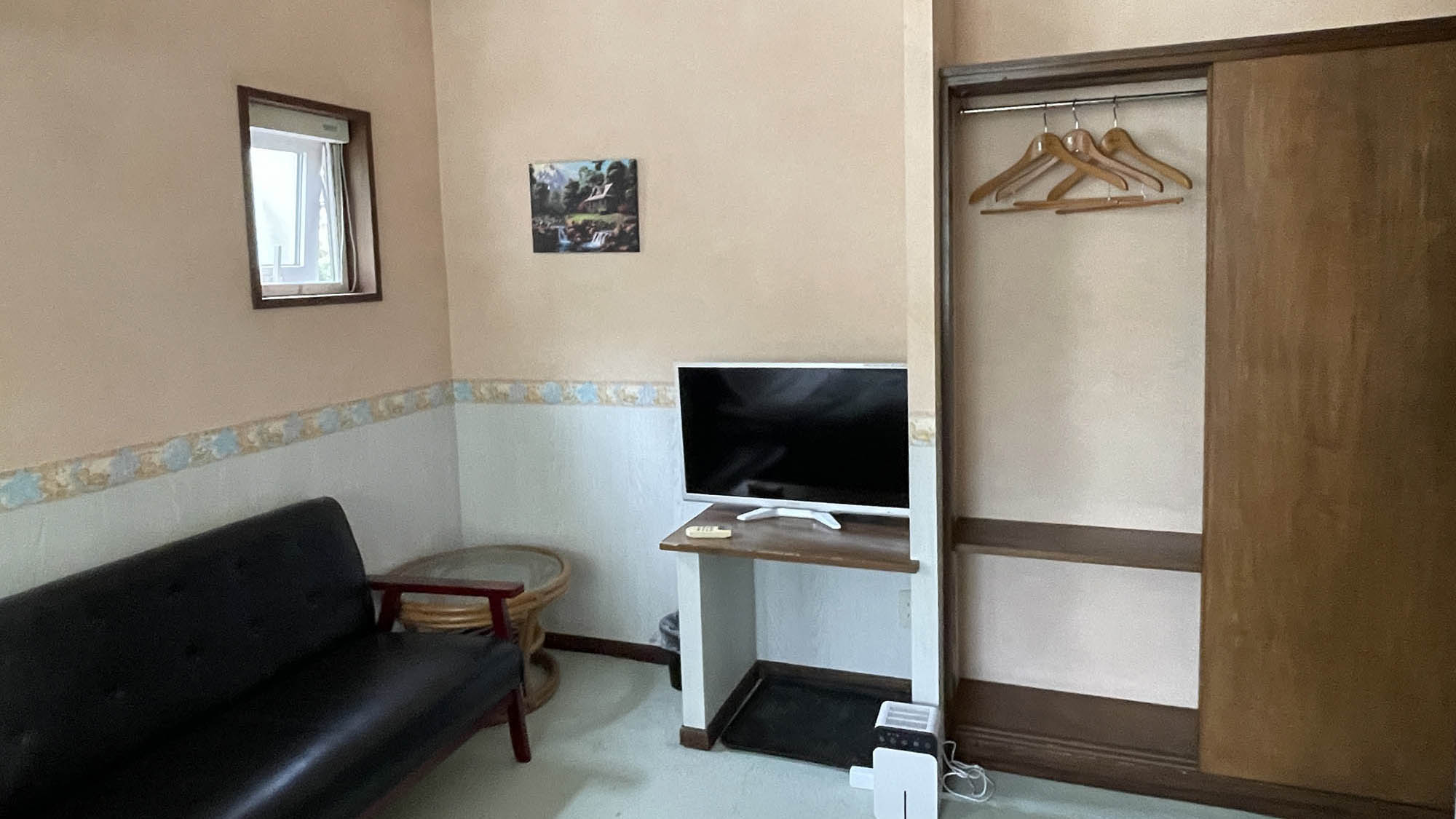 ・【本館ツインルーム（ユニットバス）】TVやハンガーなど充実設備（※客室ごとにイメージが異なります）