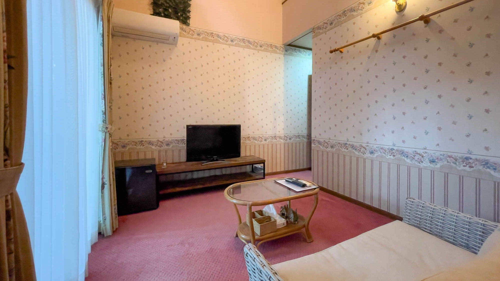 ・【新館メゾネットファミリールーム】光が差し込む居心地良い空間（※客室ごとにイメージが異なります）