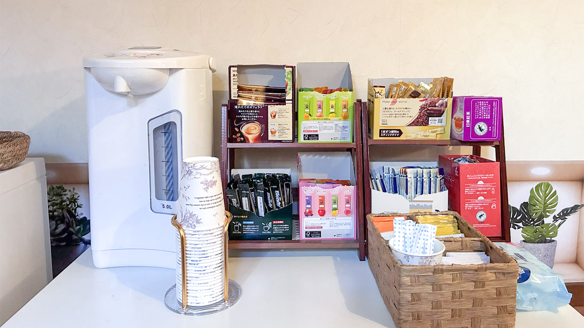 ・【ドリンク】コーヒーや紅茶などの温かい飲み物をご用意しています　心安らぐひとときをお過ごしください