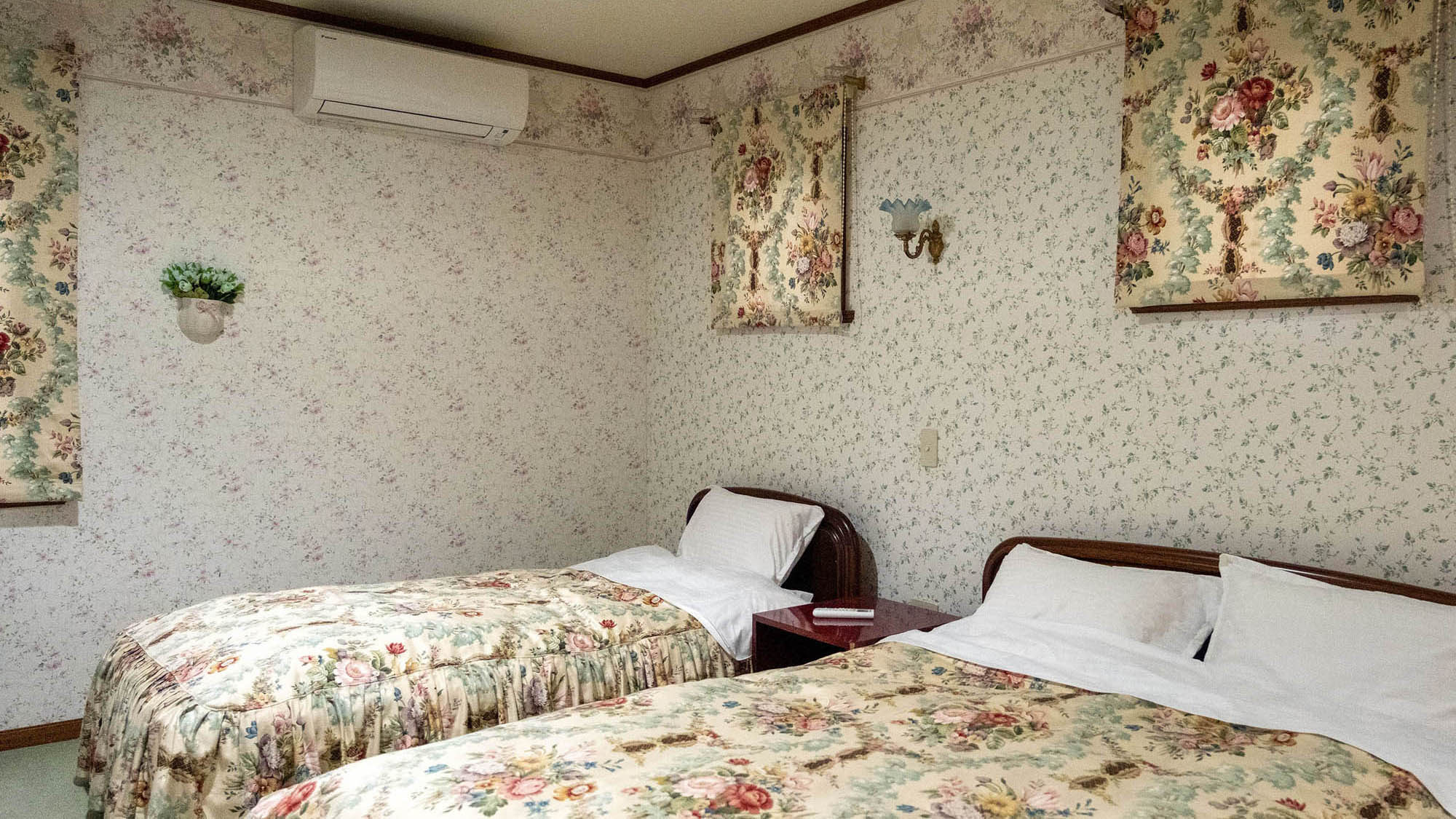 ・【新館ファミリールーム】四季折々の自然をご覧いただけます（※客室ごとにイメージが異なります）