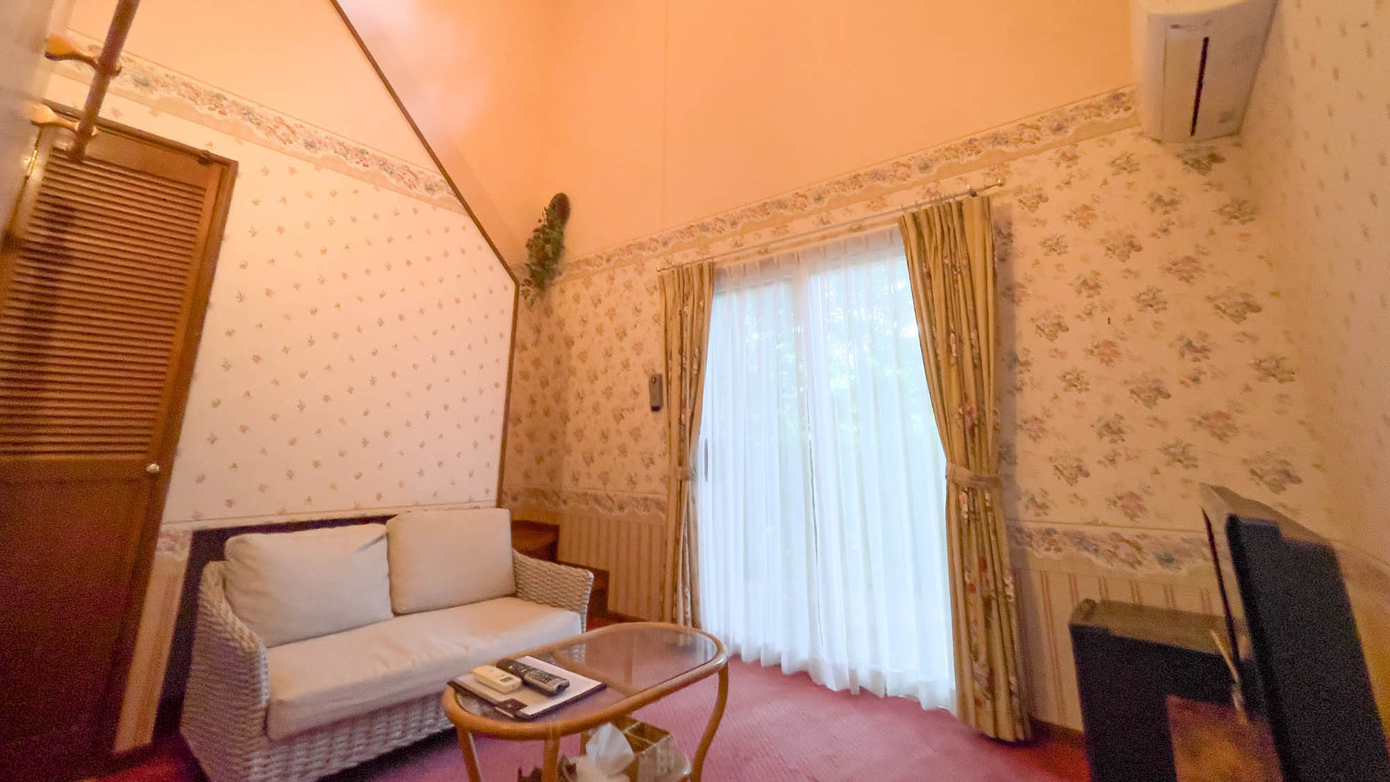 ・【新館メゾネットファミリールーム】ゆとりを感じられる空間です（※客室ごとにイメージが異なります）