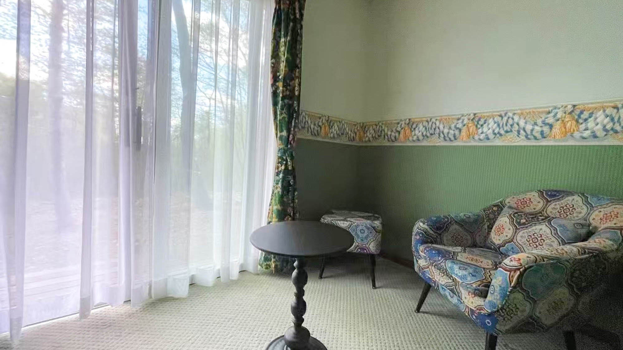 ・【新館ダブルルーム】窓の外を眺めるまったり時間を過ごしませんか（※客室ごとにイメージが異なります）